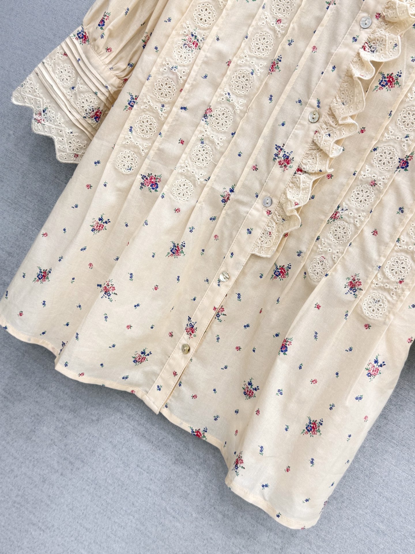 🛒𝐍𝐄𝐖 · 𝟐𝟎𝟐6/爆款现货原单品质 小众*｜2026新品碎花花边衬衫高端设计 高级肌理细腻 极简主