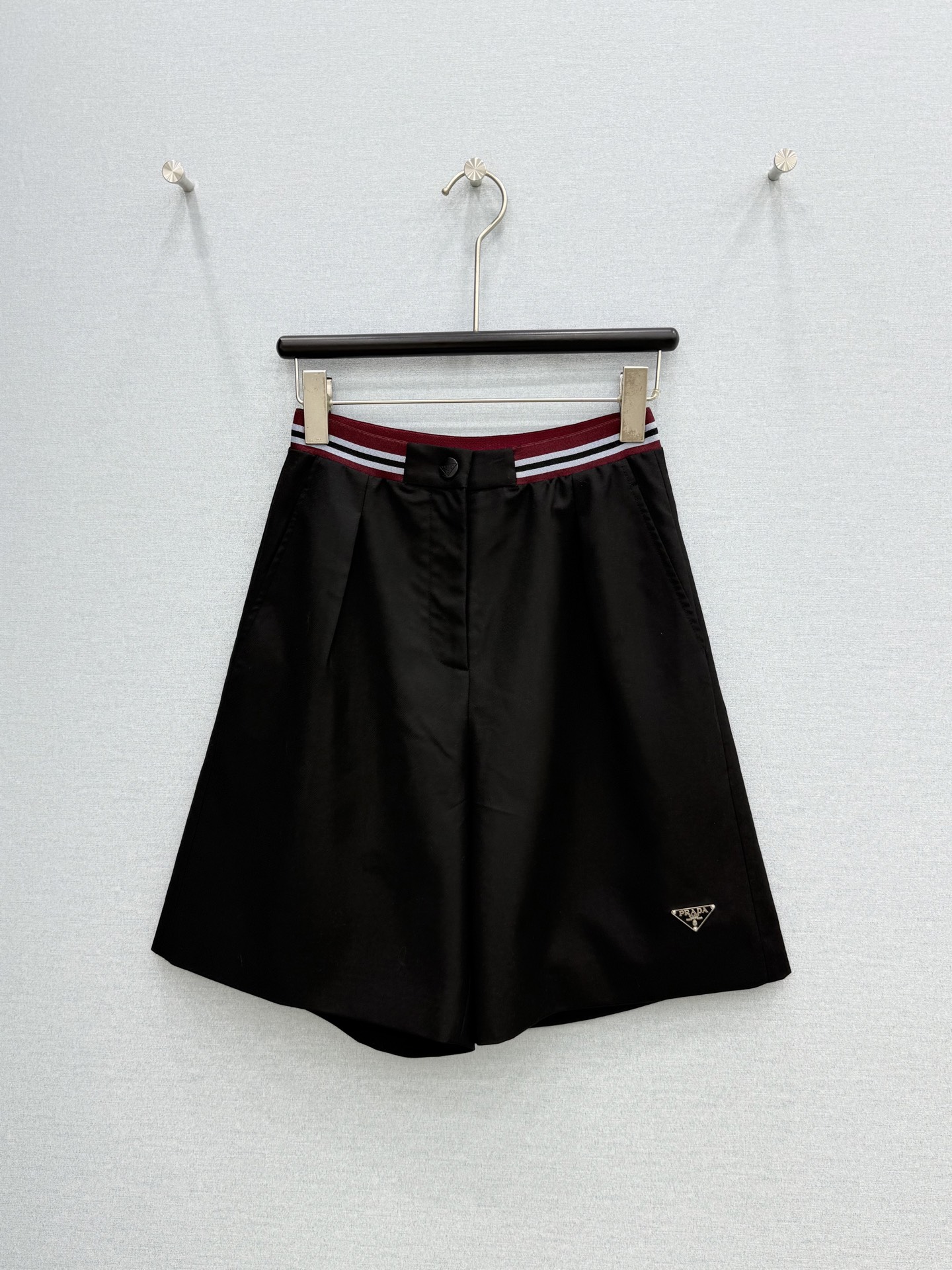 🛒𝐍𝐄𝐖 · 𝟐𝟎𝟐6/爆款现货【春夏上新】Prad*｜26新款织带拼接休闲中裤气质百搭爆单款 酷酷的格