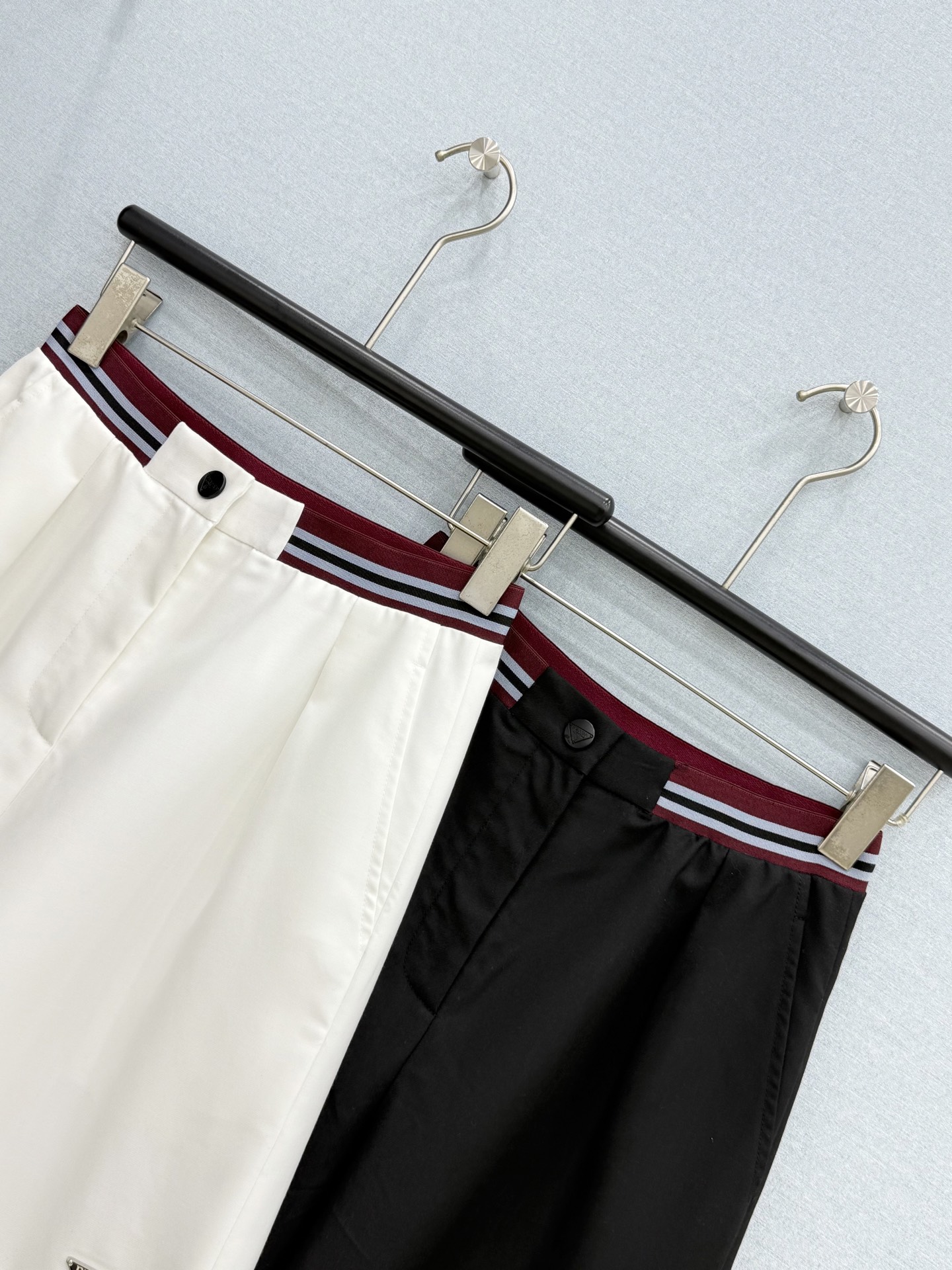 🛒𝐍𝐄𝐖 · 𝟐𝟎𝟐6/爆款现货【春夏上新】Prad*｜26新款织带拼接休闲中裤气质百搭爆单款 酷酷的格