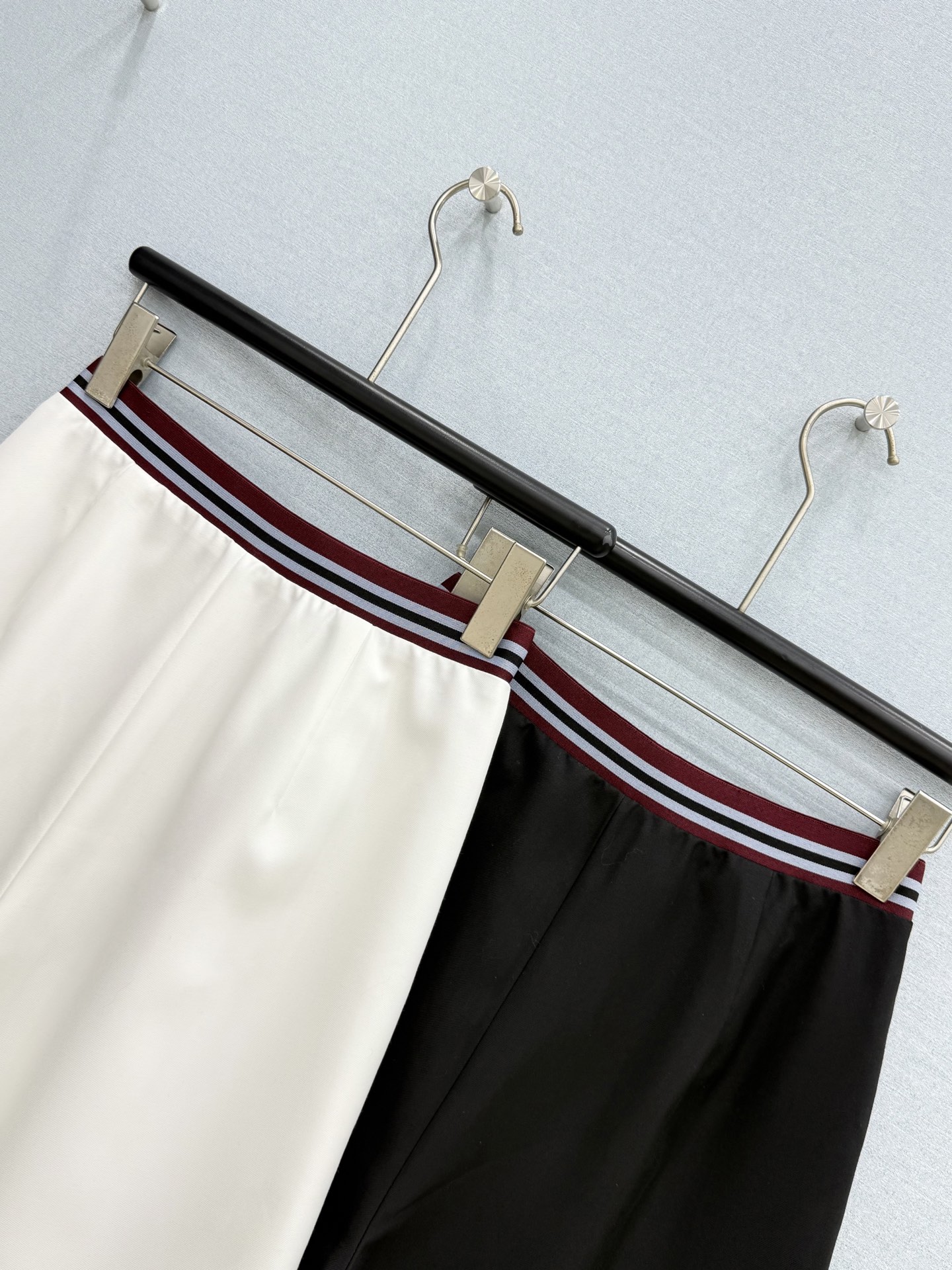 🛒𝐍𝐄𝐖 · 𝟐𝟎𝟐6/爆款现货【春夏上新】Prad*｜26新款织带拼接休闲中裤气质百搭爆单款 酷酷的格
