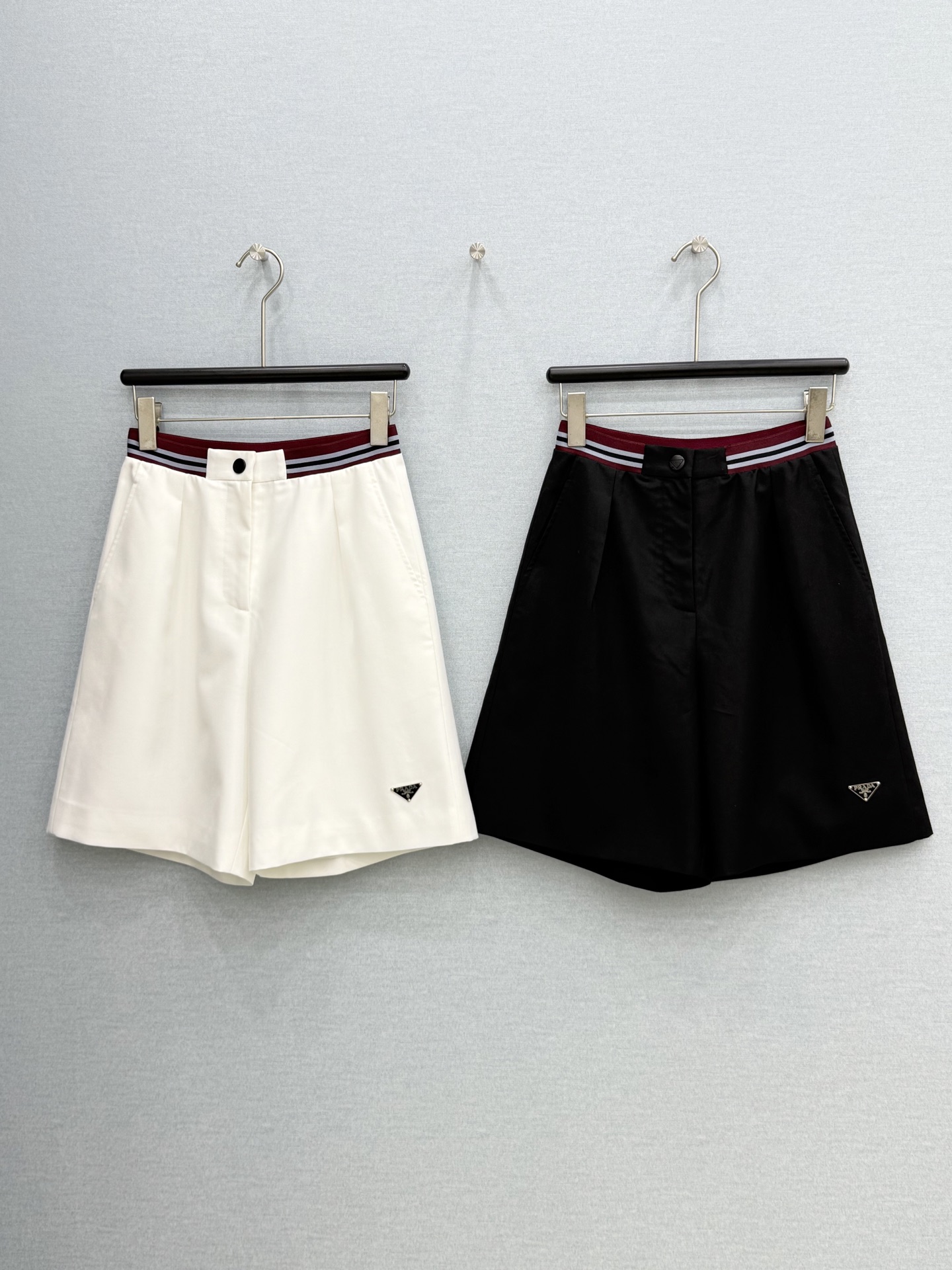 🛒𝐍𝐄𝐖 · 𝟐𝟎𝟐6/爆款现货【春夏上新】Prad*｜26新款织带拼接休闲中裤气质百搭爆单款 酷酷的格