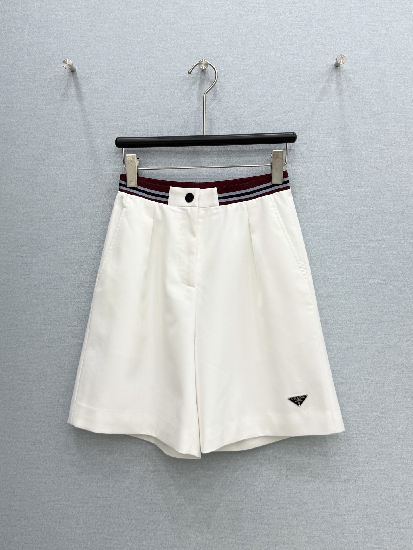 NO:821183,· 6/ Popular items in stock [new for spring and summer] Prad*｜26 new casual mid-pants with webbing splicing. Versatile and versatile, a cool style. High-end fabrics. Full of high-end. Classic tailoring. Visually slimming and elongating body proportions. Timeless classics are definitely not to be missed. Matching with any style, it is fashionable. Extremely practical and comfortable. White｜Black S M L  /,Prada-clothing,prada,prada,19860909· 6/爆款现货【春夏上新】Prad*｜26新款织带拼接休闲中裤 气质百搭爆单款酷酷的格调拉满  高订面料 满满的高级感 经典剪裁 视觉显瘦显高拉长身材比例 永恒经典是绝对不可错过的 搭配任何风格都是大写的时髦 实穿度极高 舒适度满分 白色｜黑色 S M L /,普拉达-服装,prada,prada,,Women's clothing