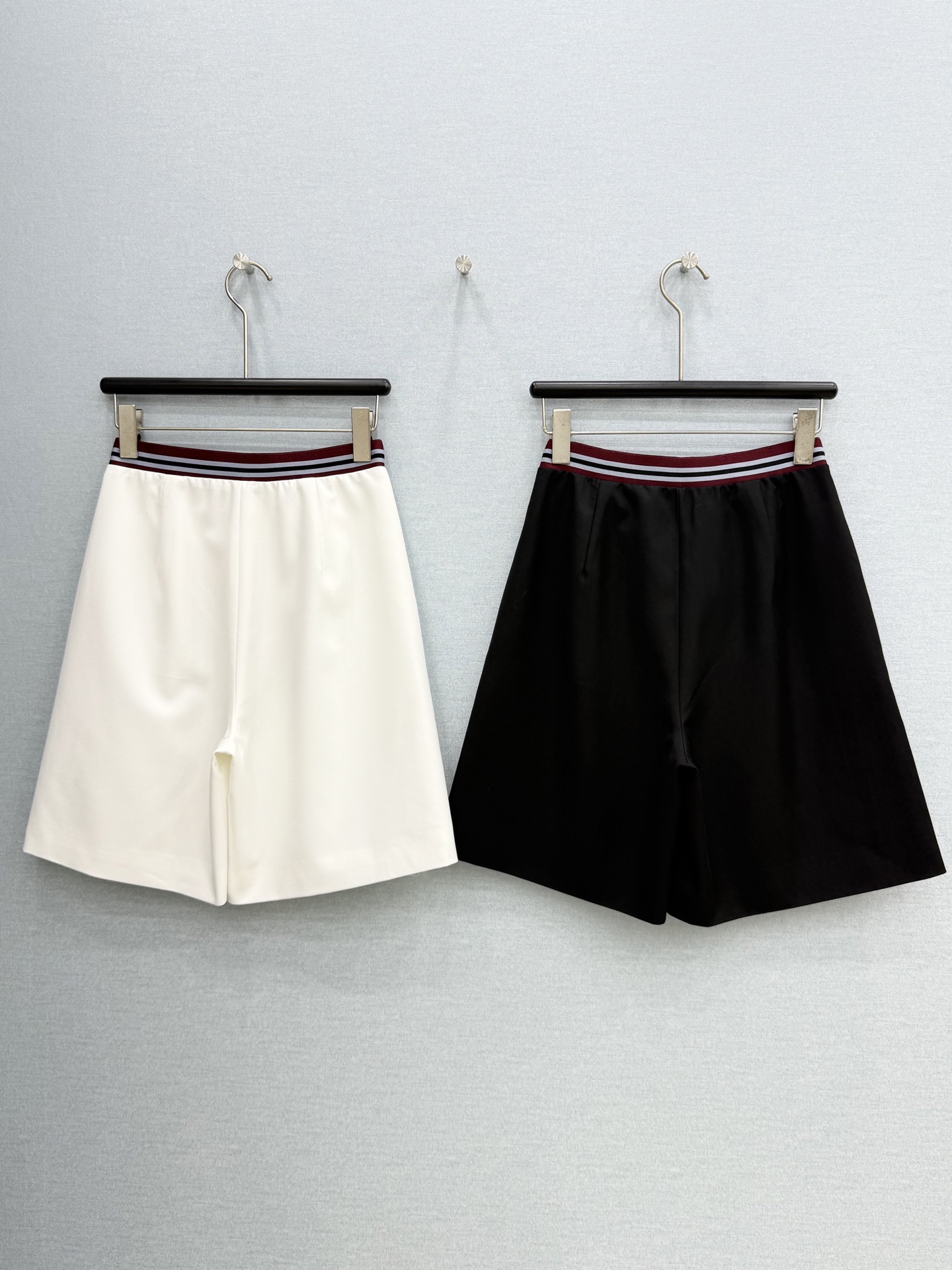 🛒𝐍𝐄𝐖 · 𝟐𝟎𝟐6/爆款现货【春夏上新】Prad*｜26新款织带拼接休闲中裤气质百搭爆单款 酷酷的格