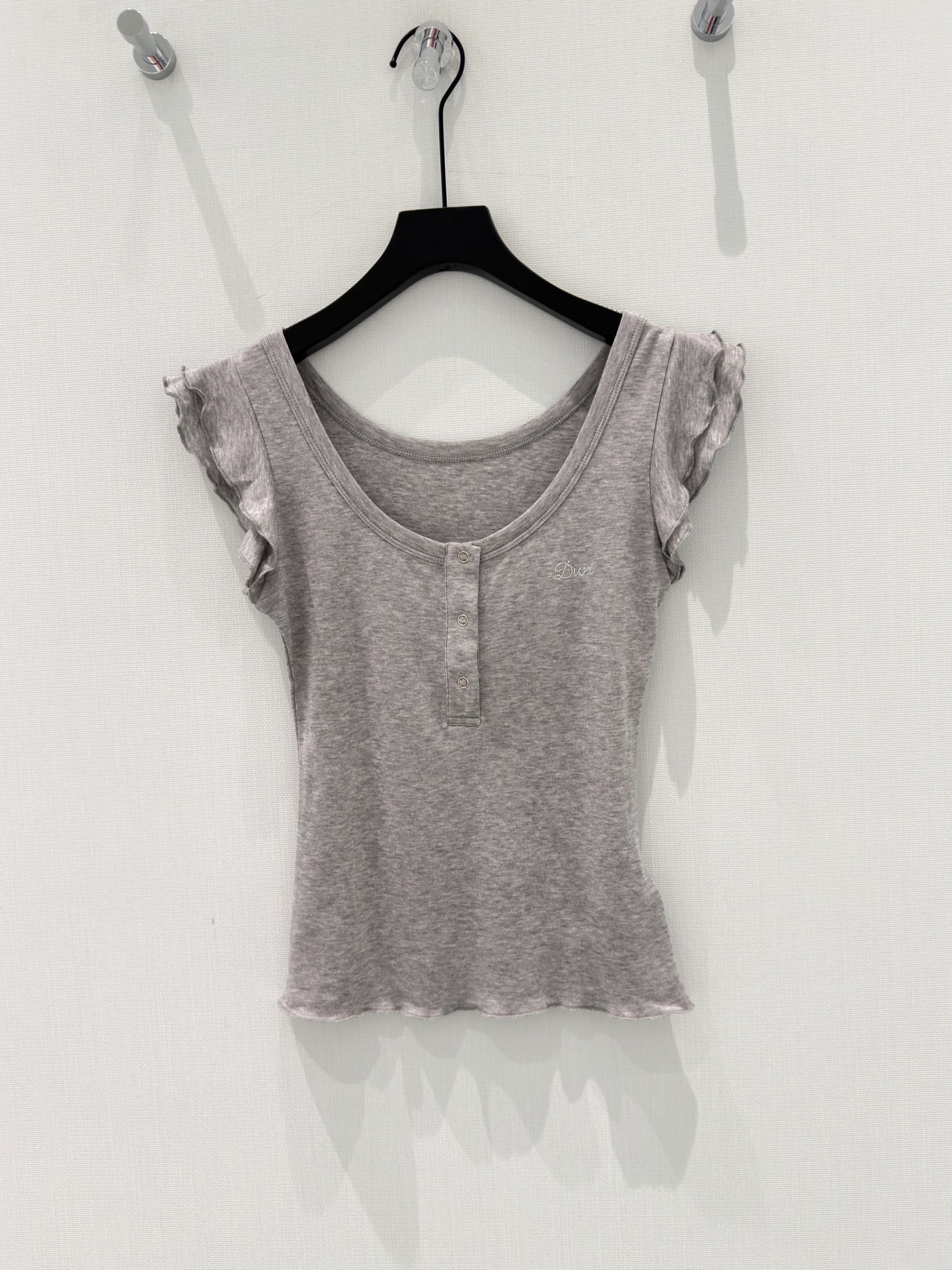 NO:836227,Original designer | 2026 new product Lycell Customized YB material Breathable and comfortable Full of texture Ruffled short-sleeved T-shirt cut Highlights the brand style Presents a slimming visual effect Classic color Highlights high-end style Stunning and fashionable when worn alone Customized fabric accessories High version Black | Gray SML,, T-shirt, tees, t-shirt,19860909原创 设计师 ｜2026新品来赛尔 定制YB材质 透气舒适 质感十足 荷叶边短袖T恤裁剪 凸显品牌格调 呈现显瘦视觉效果经典色系 彰显高级格调 单穿内搭都出彩时髦 定制面辅料 高版本 黑色｜灰色 SML,,T-shirt,tees，t-shirt,,Women's clothing