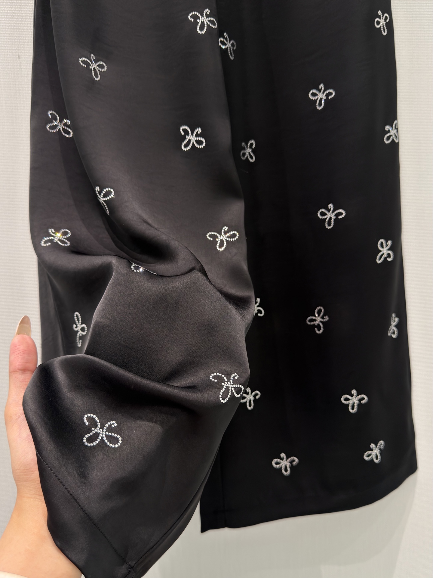 🛒𝐍𝐄𝐖 · 𝟐𝟎𝟐6/爆款现货原单高品质 设计师｜26新款烫钻醋酸休闲裤颜色百搭高级 松紧织带腰包容性