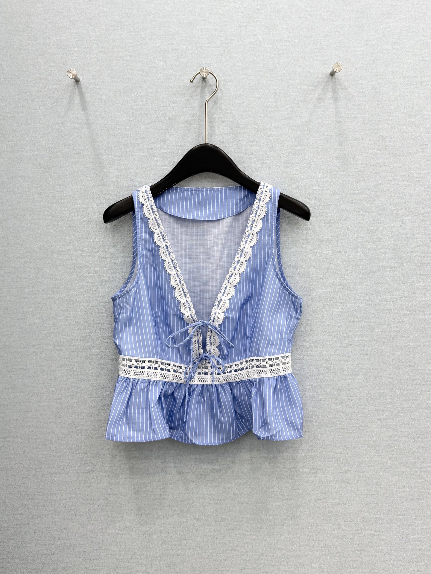 🛒𝐍𝐄𝐖 · 𝟐𝟎𝟐6/爆款现货原单品质 小众*｜2026新品蕾丝拼接条纹V领衬衫高端设计 百褶下摆 高