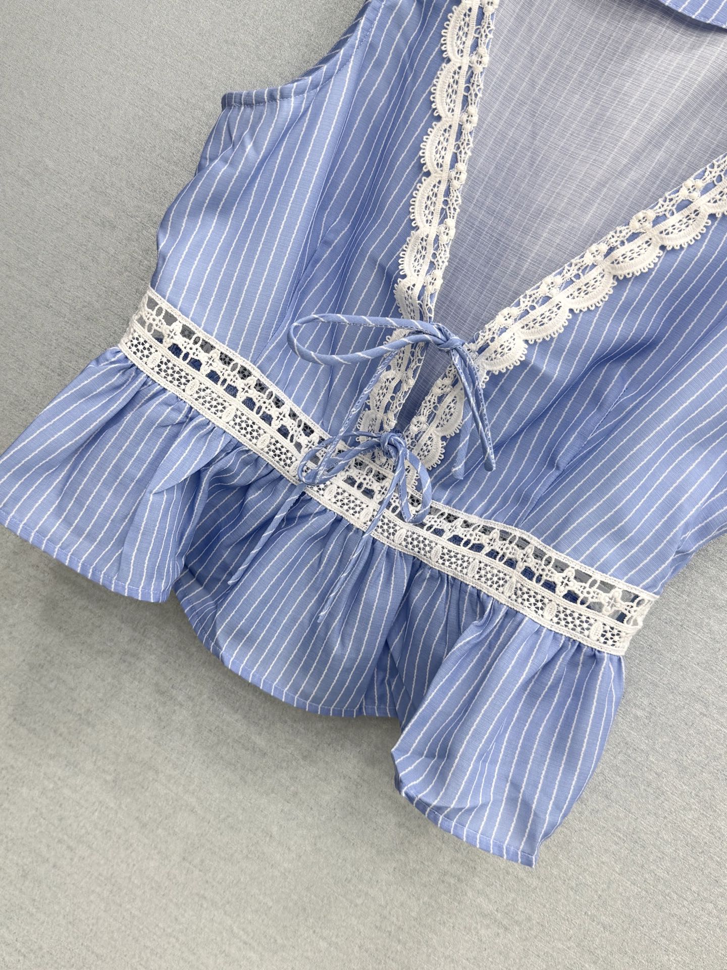 🛒𝐍𝐄𝐖 · 𝟐𝟎𝟐6/爆款现货原单品质 小众*｜2026新品蕾丝拼接条纹V领衬衫高端设计 百褶下摆 高