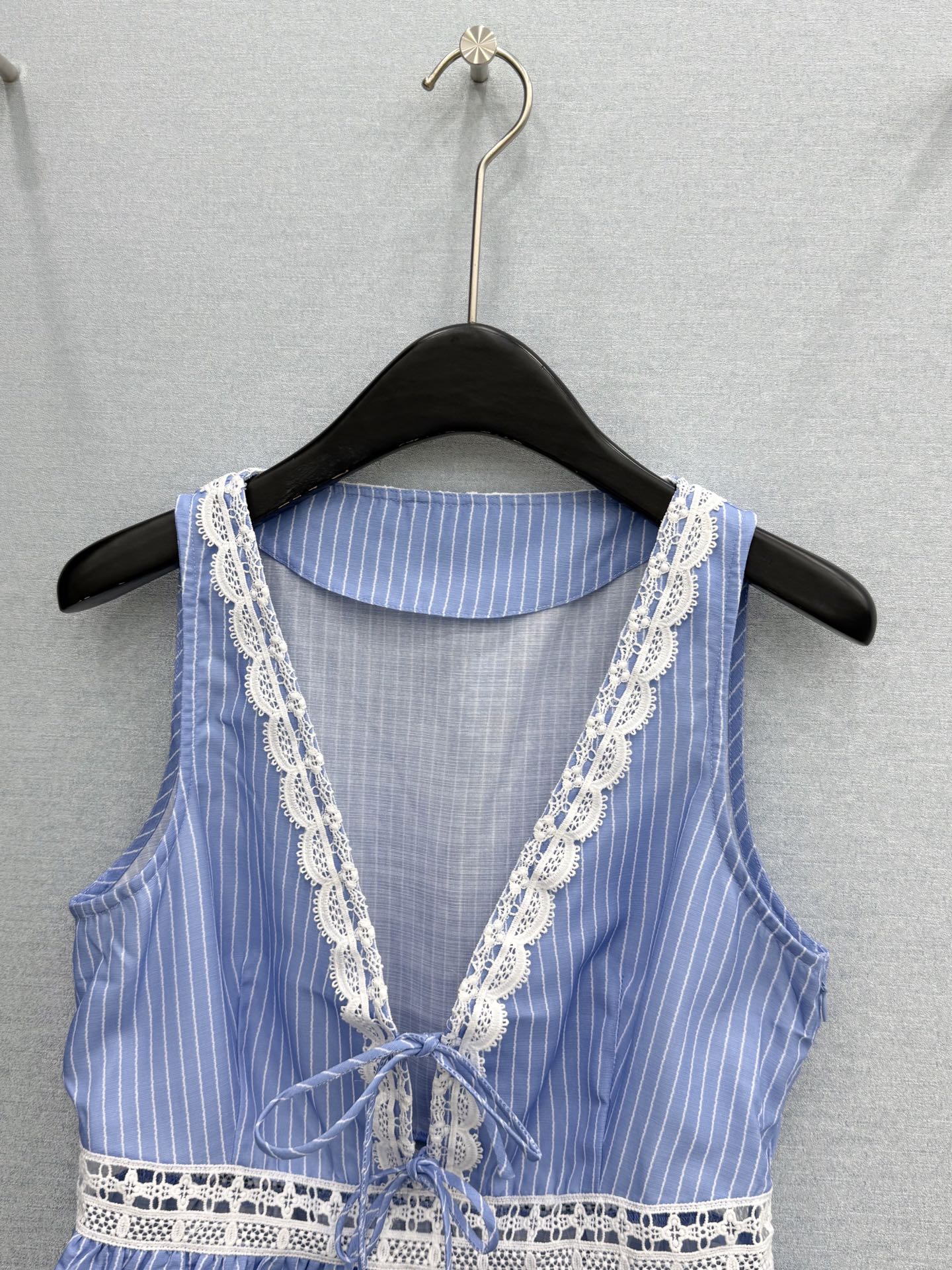 🛒𝐍𝐄𝐖 · 𝟐𝟎𝟐6/爆款现货原单品质 小众*｜2026新品蕾丝拼接条纹V领衬衫高端设计 百褶下摆 高