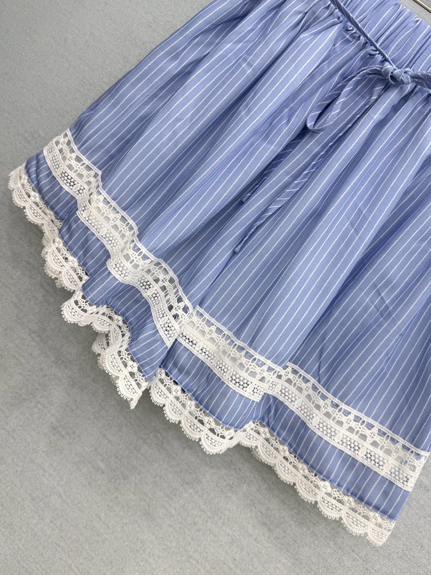 🛒𝐍𝐄𝐖 · 𝟐𝟎𝟐6/爆款现货原单品质 小众*｜2026新品蕾丝拼接条纹短裤高端设计 花边下摆 高级肌