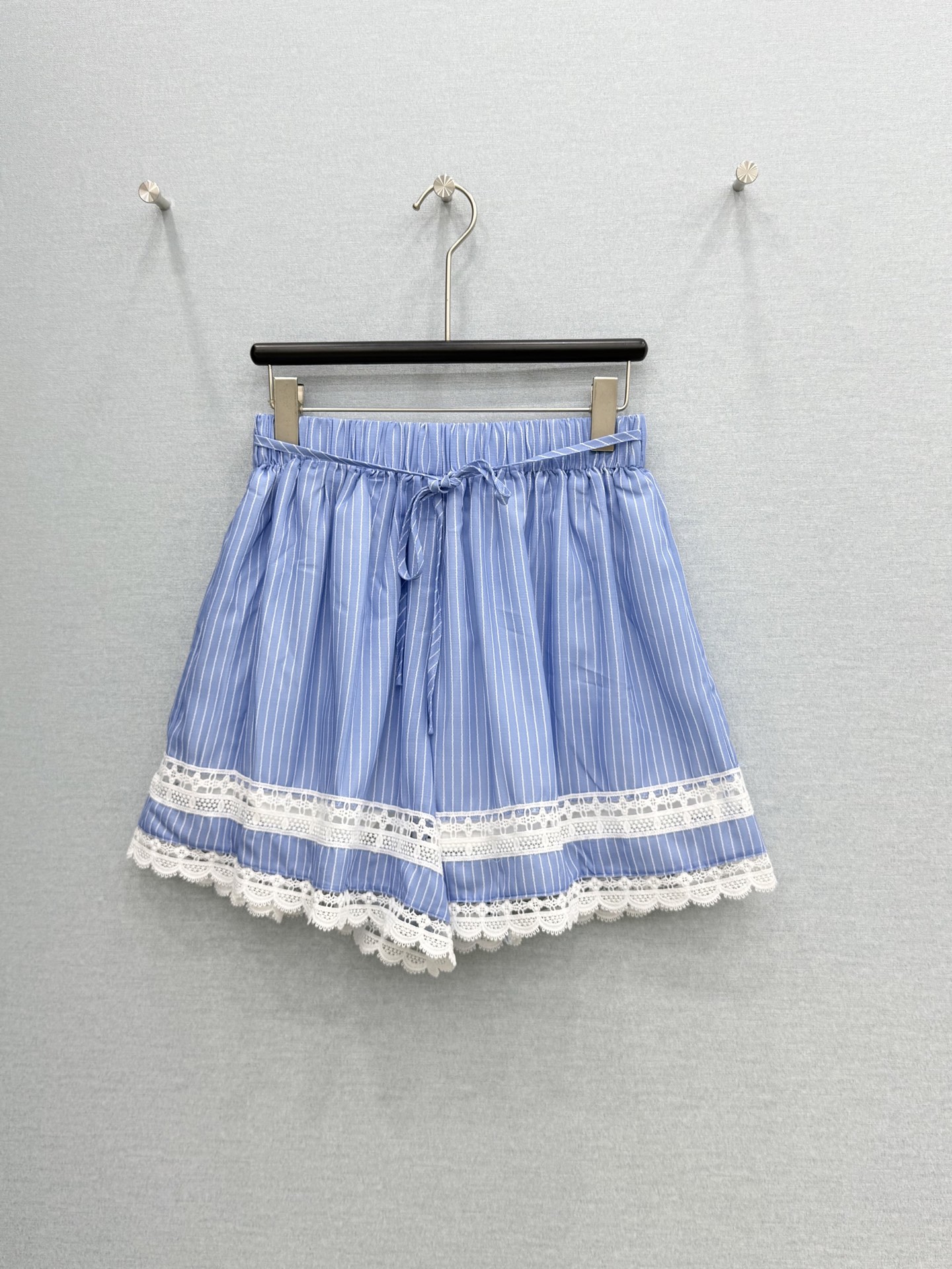 🛒𝐍𝐄𝐖 · 𝟐𝟎𝟐6/爆款现货原单品质 小众*｜2026新品蕾丝拼接条纹短裤高端设计 花边下摆 高级肌