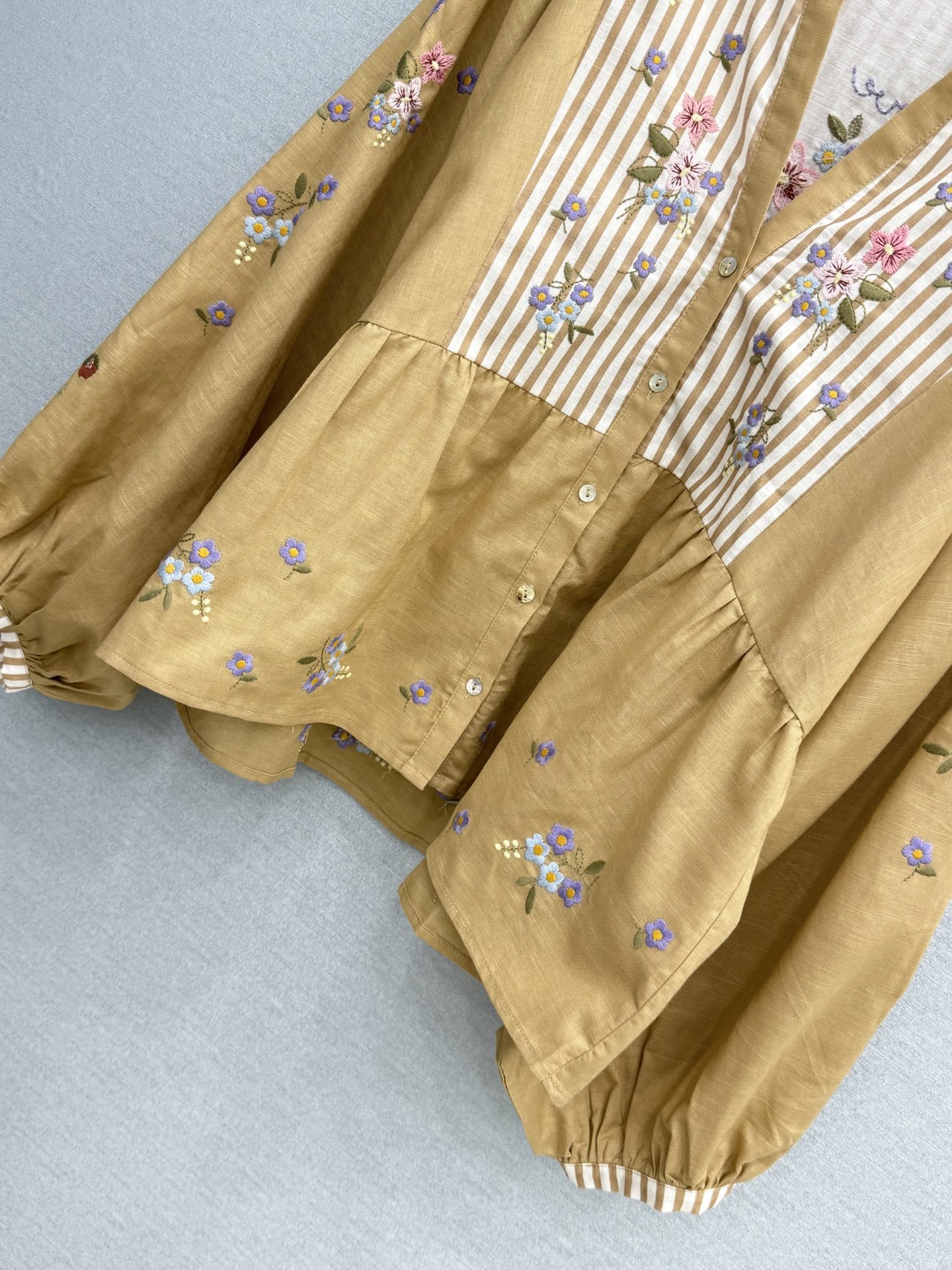 🛒𝐍𝐄𝐖 · 𝟐𝟎𝟐6/爆款现货原单品质 小众*｜2026新品灯笼袖拼色V领衬衫高端设计 高级肌理细腻 