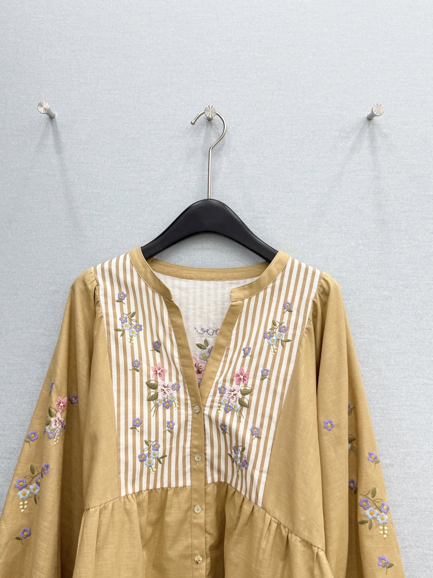 🛒𝐍𝐄𝐖 · 𝟐𝟎𝟐6/爆款现货原单品质 小众*｜2026新品灯笼袖拼色V领衬衫高端设计 高级肌理细腻 