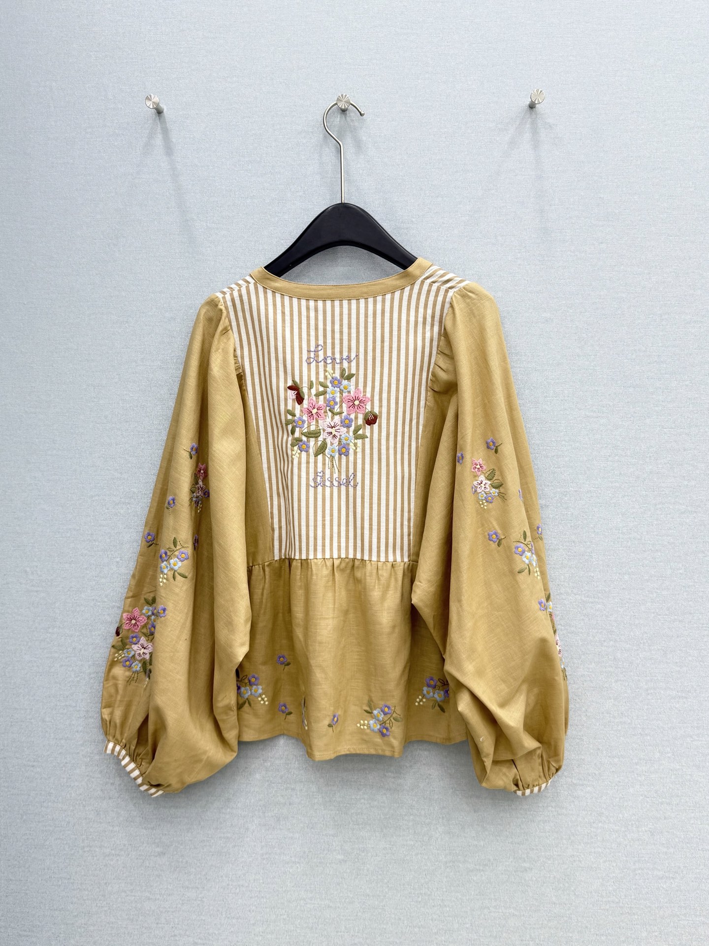 🛒𝐍𝐄𝐖 · 𝟐𝟎𝟐6/爆款现货原单品质 小众*｜2026新品灯笼袖拼色V领衬衫高端设计 高级肌理细腻 