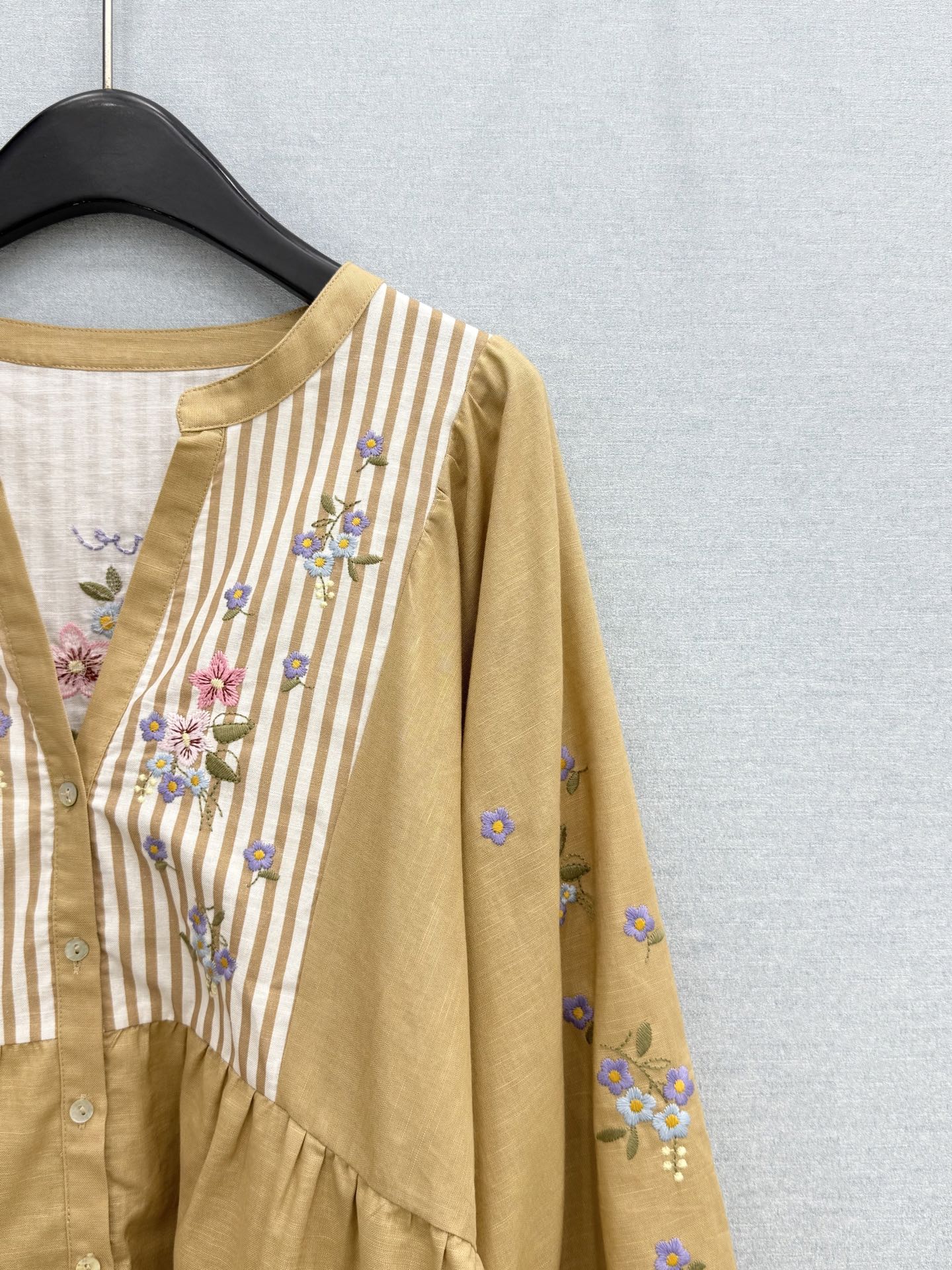 🛒𝐍𝐄𝐖 · 𝟐𝟎𝟐6/爆款现货原单品质 小众*｜2026新品灯笼袖拼色V领衬衫高端设计 高级肌理细腻 