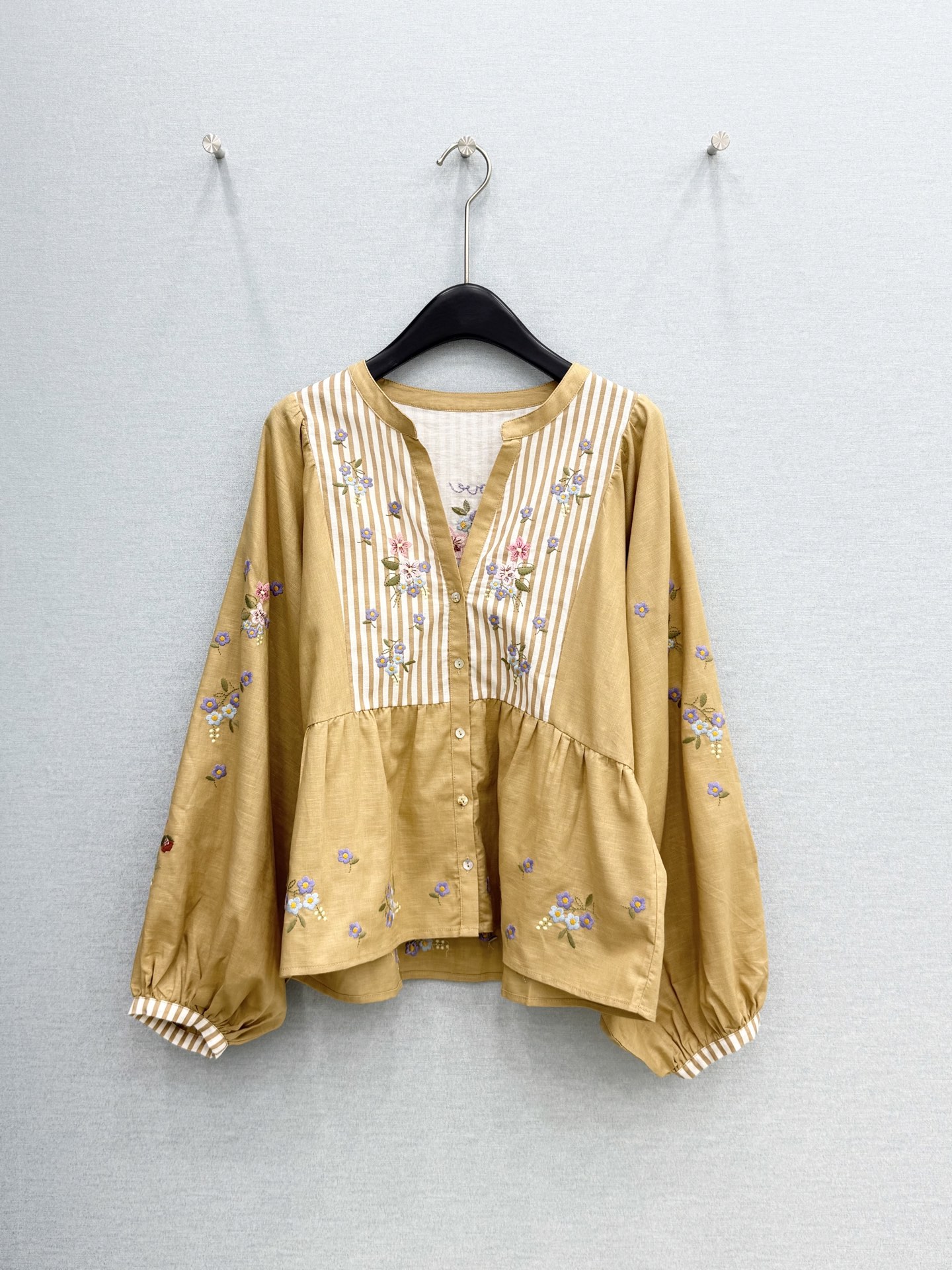🛒𝐍𝐄𝐖 · 𝟐𝟎𝟐6/爆款现货原单品质 小众*｜2026新品灯笼袖拼色V领衬衫高端设计 高级肌理细腻 