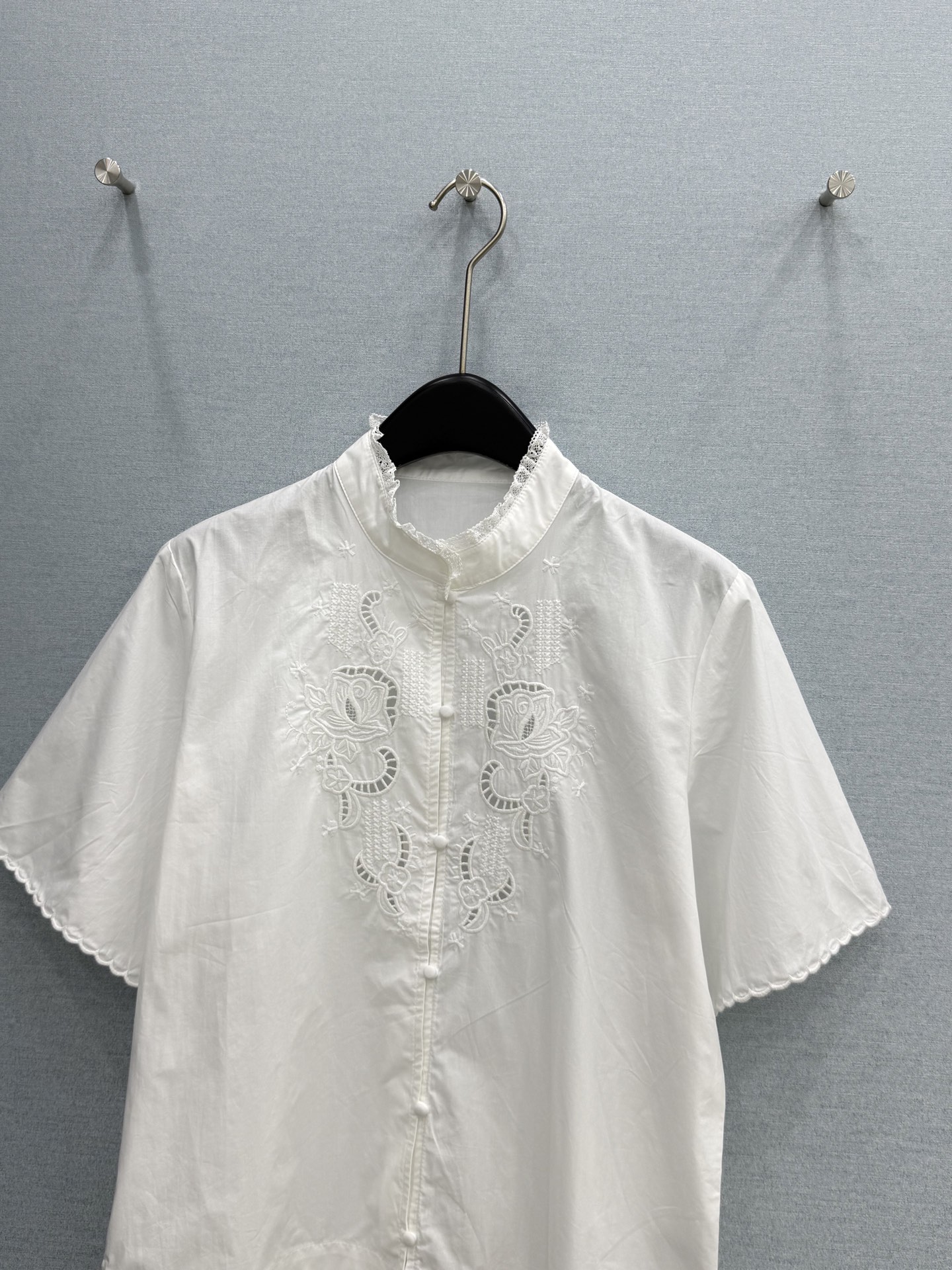 🛒𝐍𝐄𝐖 · 𝟐𝟎𝟐6/爆款现货原单品质 小众｜2026新品排扣镂空刺绣衬衫精致版型，高级肌理细腻 极简