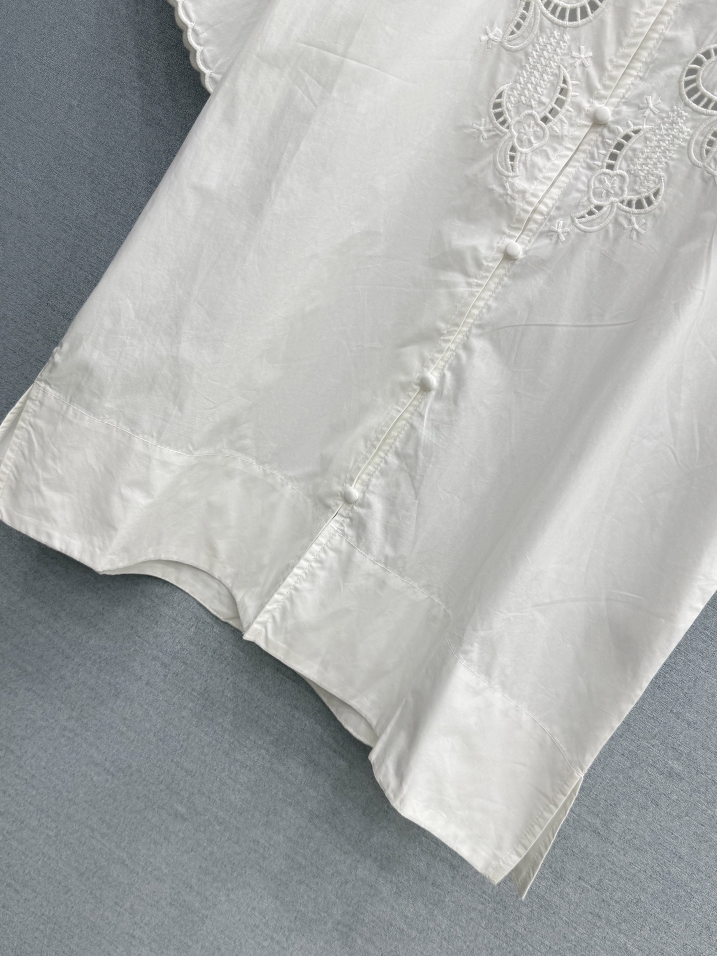 🛒𝐍𝐄𝐖 · 𝟐𝟎𝟐6/爆款现货原单品质 小众｜2026新品排扣镂空刺绣衬衫精致版型，高级肌理细腻 极简