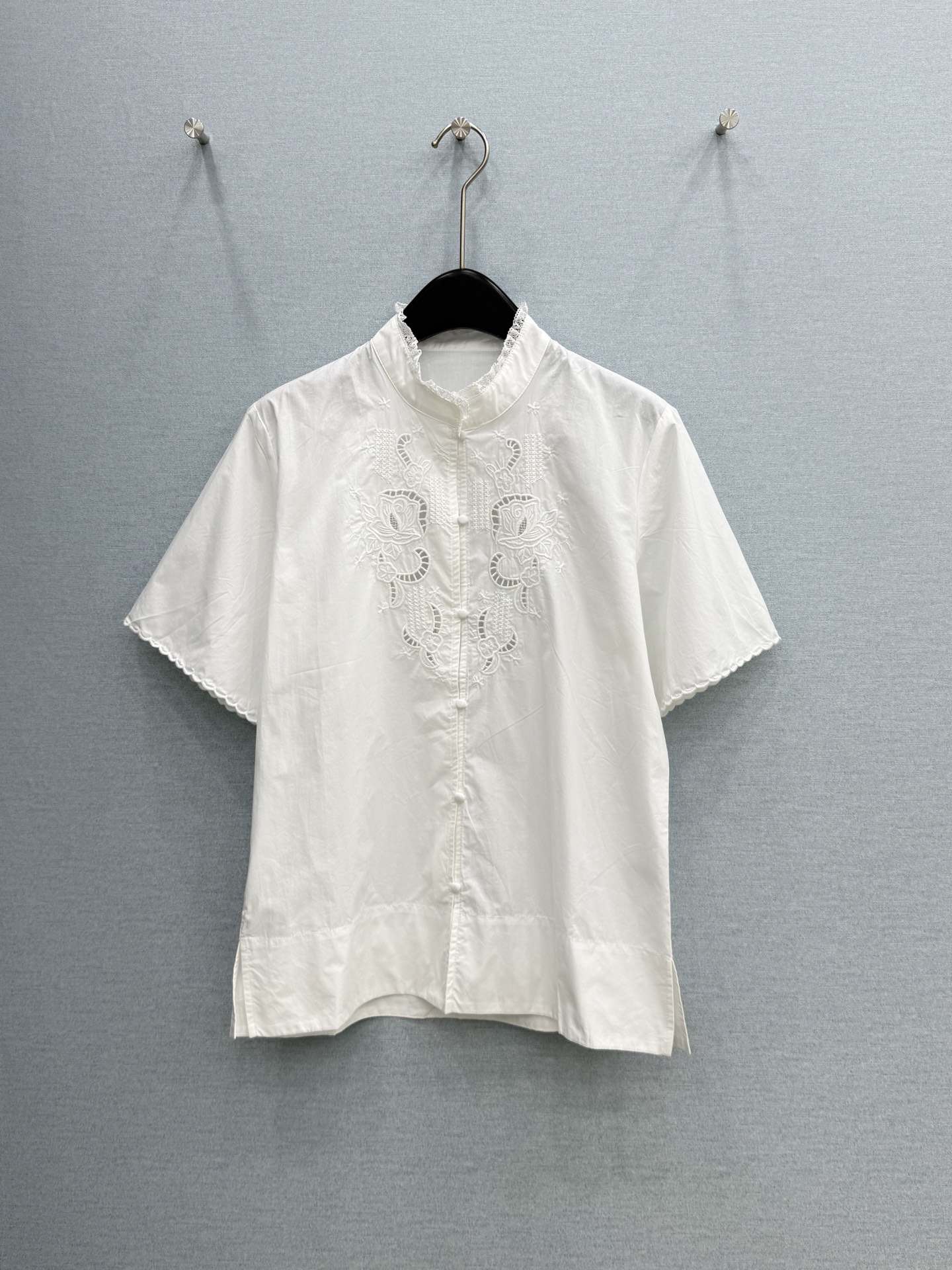 🛒𝐍𝐄𝐖 · 𝟐𝟎𝟐6/爆款现货原单品质 小众｜2026新品排扣镂空刺绣衬衫精致版型，高级肌理细腻 极简