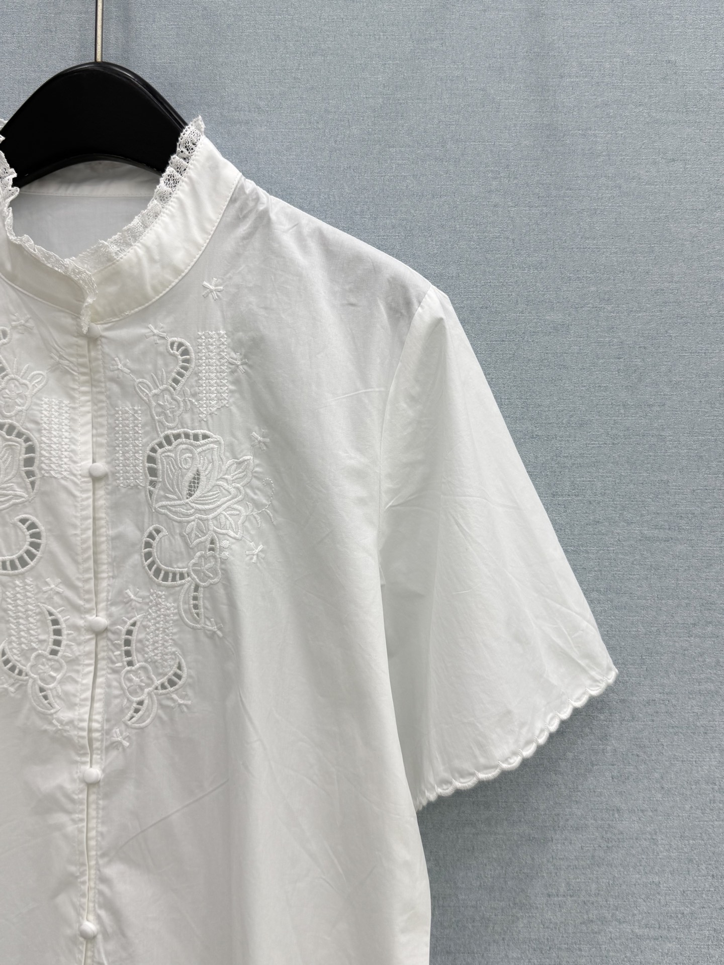 🛒𝐍𝐄𝐖 · 𝟐𝟎𝟐6/爆款现货原单品质 小众｜2026新品排扣镂空刺绣衬衫精致版型，高级肌理细腻 极简