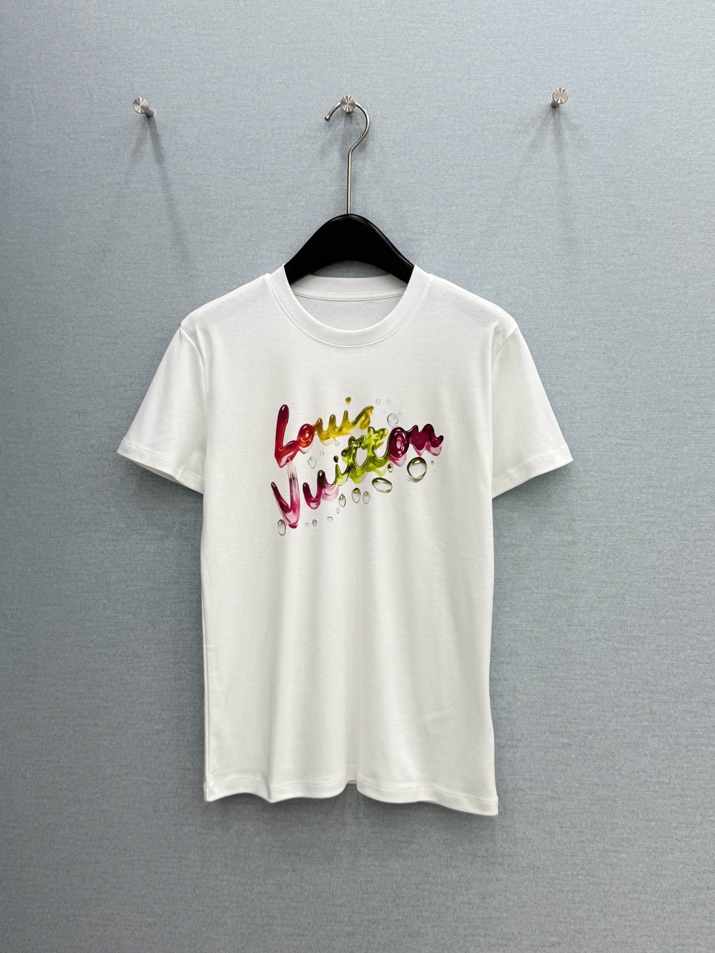 🛒𝐍𝐄𝐖 · 𝟐𝟎𝟐6/爆款现货【春夏上新】 Lou* V｜2026新款印花字母T恤高订面料，百搭版型 