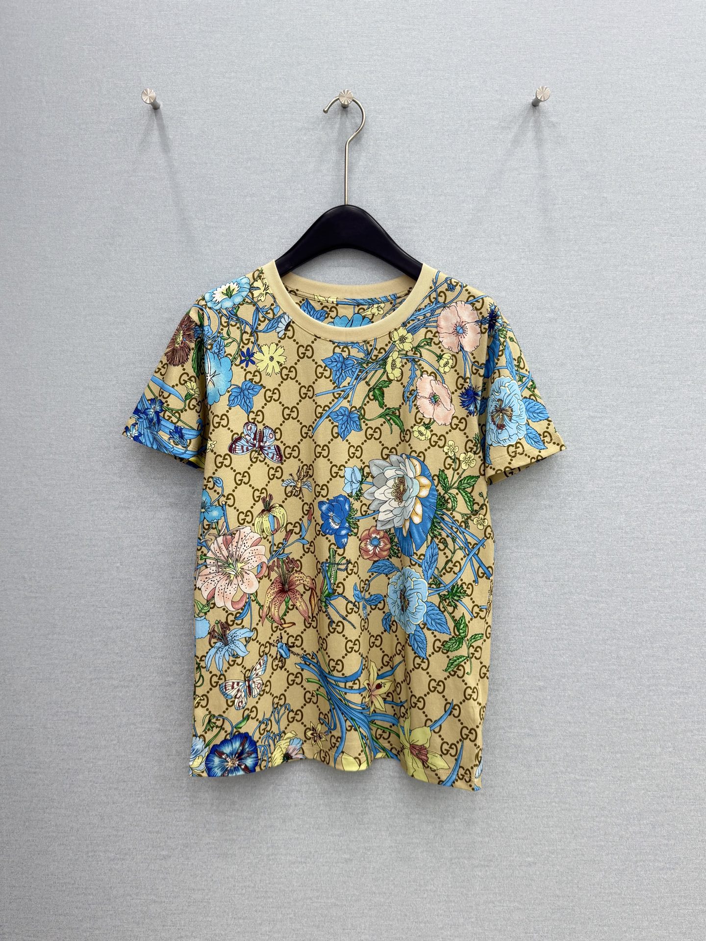 NO:821189,· 6/ Hot items in stock [new for spring and summer] Gu*｜2026 new printed letter T-shirt, high-end fabric, versatile version, the touch of the upper body is comfortable for everyone who wears it!  The classic colors are elegant and high-end, a must-have for daily wear!  Color S M L /,Gucci-clothing,gucci,tees,t-shirt,19860909· 6/爆款现货【春夏上新】 Gu*｜2026新款印花字母T恤 高订面料,百搭版型 ,上身的触感谁穿谁知道的舒服！ 经典颜色都是气质又高级, 日常穿搭必备！ 花色 S M L /,古驰-服装,gucci,tees，t-shirt,,Women's clothing