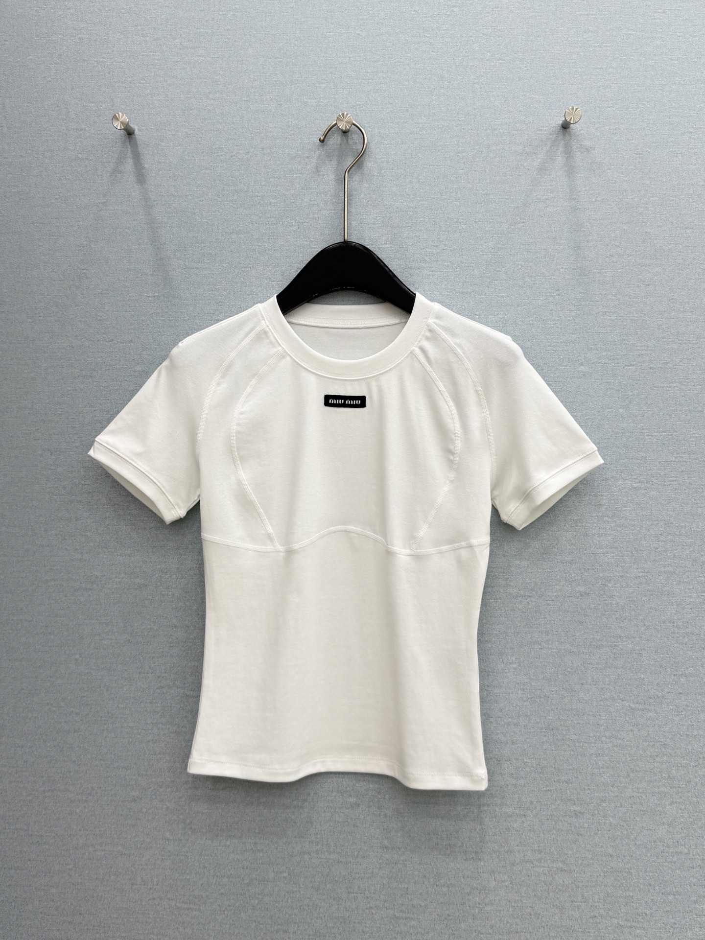 🛒𝐍𝐄𝐖 · 𝟐𝟎𝟐6/爆款现货原单品质 Miu*｜26新品贴标骨位短袖T恤精致小版型上身巨显瘦！定制螺