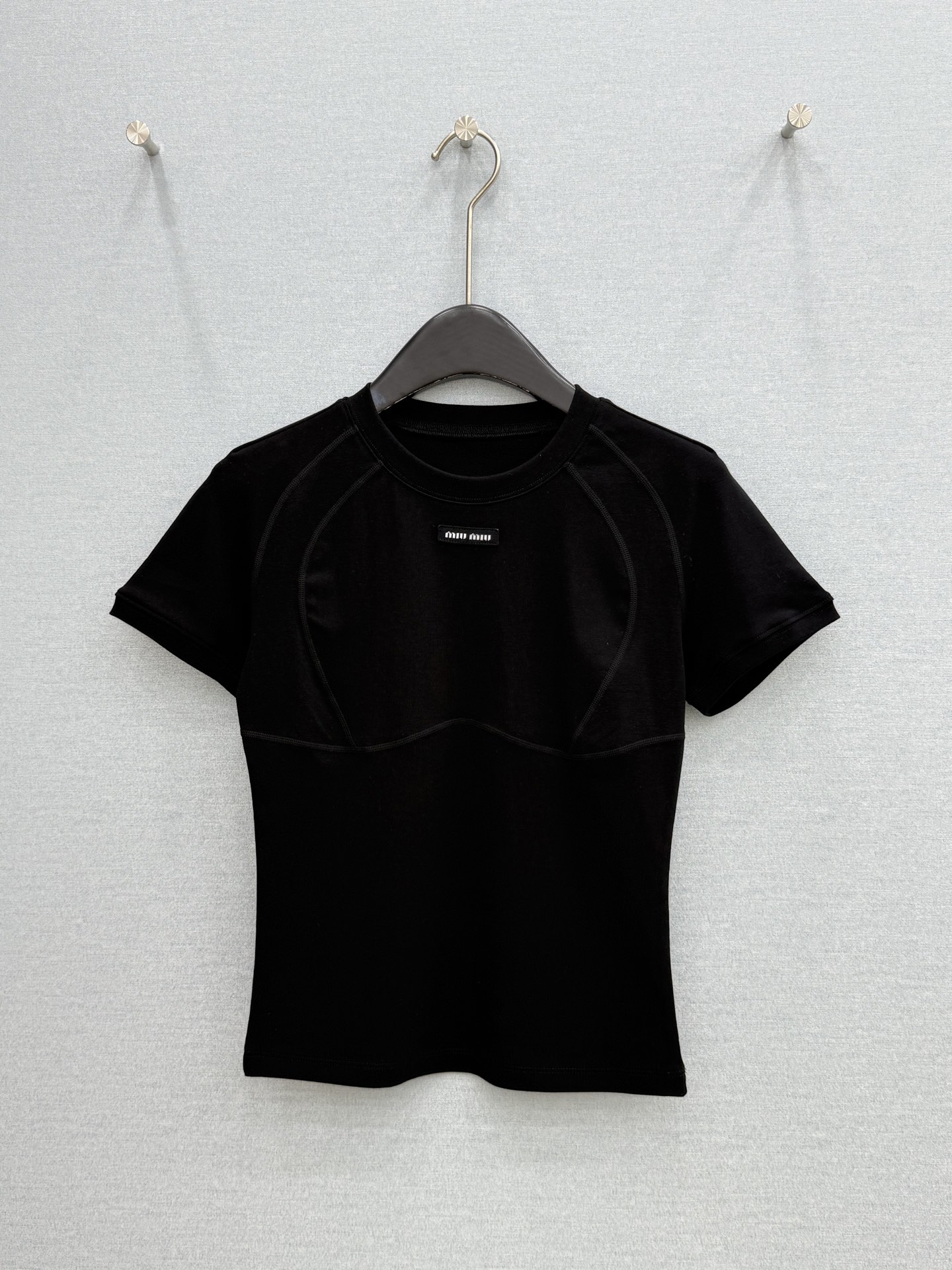 🛒𝐍𝐄𝐖 · 𝟐𝟎𝟐6/爆款现货原单品质 Miu*｜26新品贴标骨位短袖T恤精致小版型上身巨显瘦！定制螺