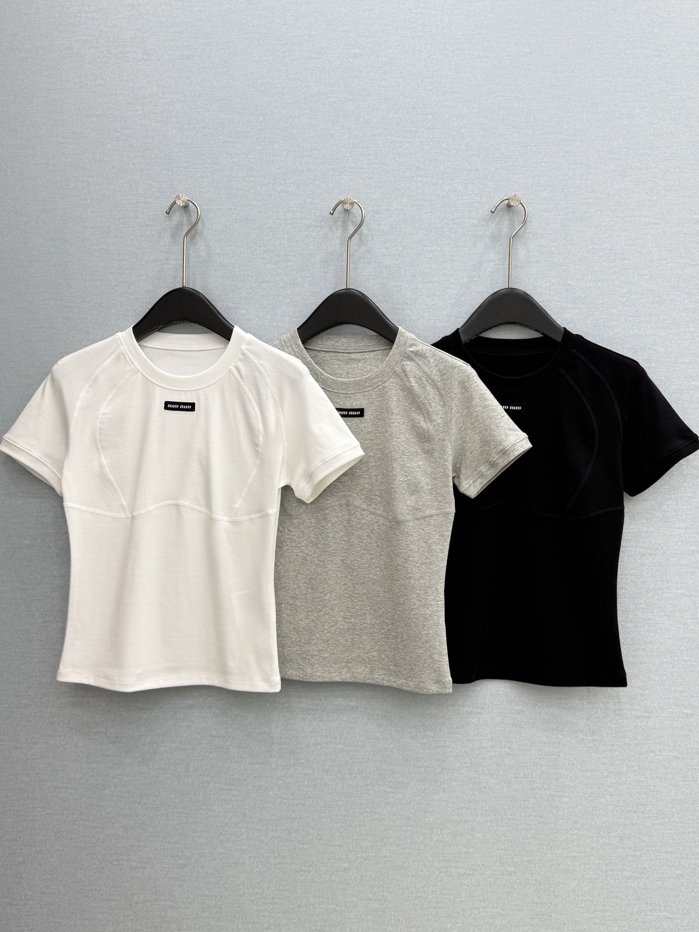 🛒𝐍𝐄𝐖 · 𝟐𝟎𝟐6/爆款现货原单品质 Miu*｜26新品贴标骨位短袖T恤精致小版型上身巨显瘦！定制螺