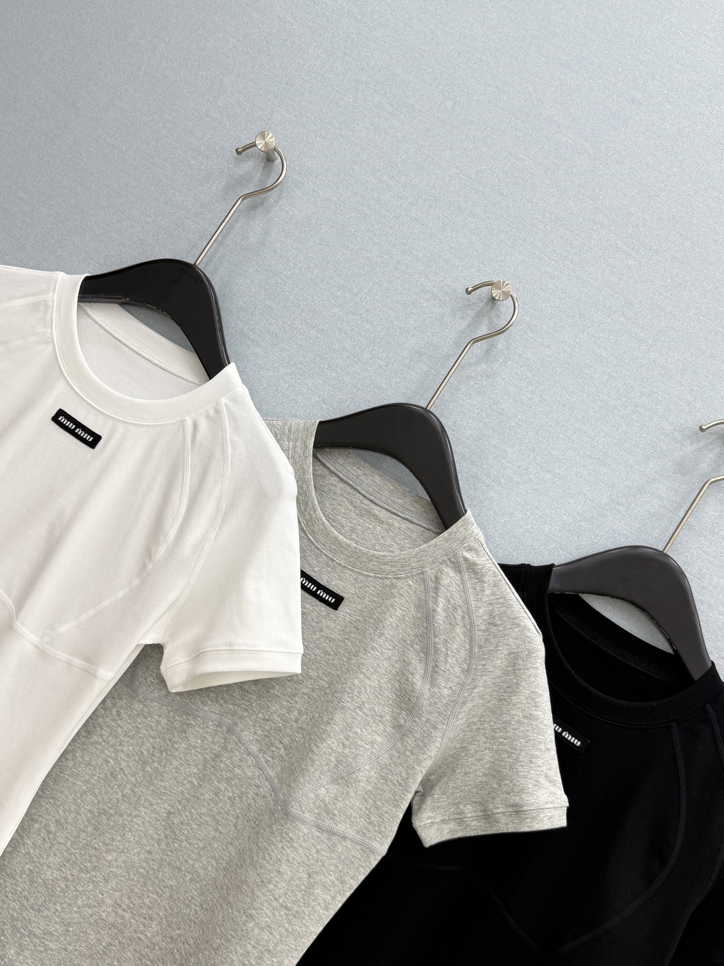 🛒𝐍𝐄𝐖 · 𝟐𝟎𝟐6/爆款现货原单品质 Miu*｜26新品贴标骨位短袖T恤精致小版型上身巨显瘦！定制螺