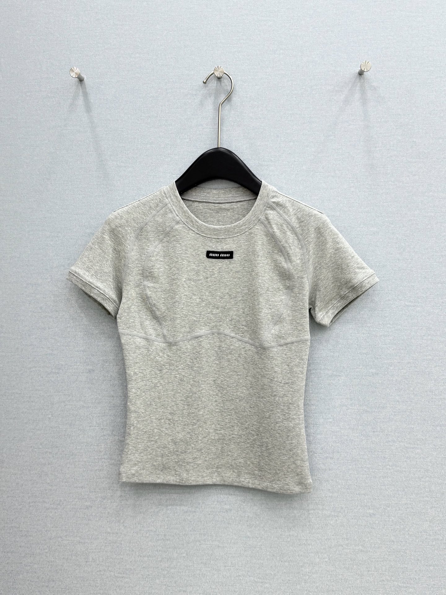 🛒𝐍𝐄𝐖 · 𝟐𝟎𝟐6/爆款现货原单品质 Miu*｜26新品贴标骨位短袖T恤精致小版型上身巨显瘦！定制螺