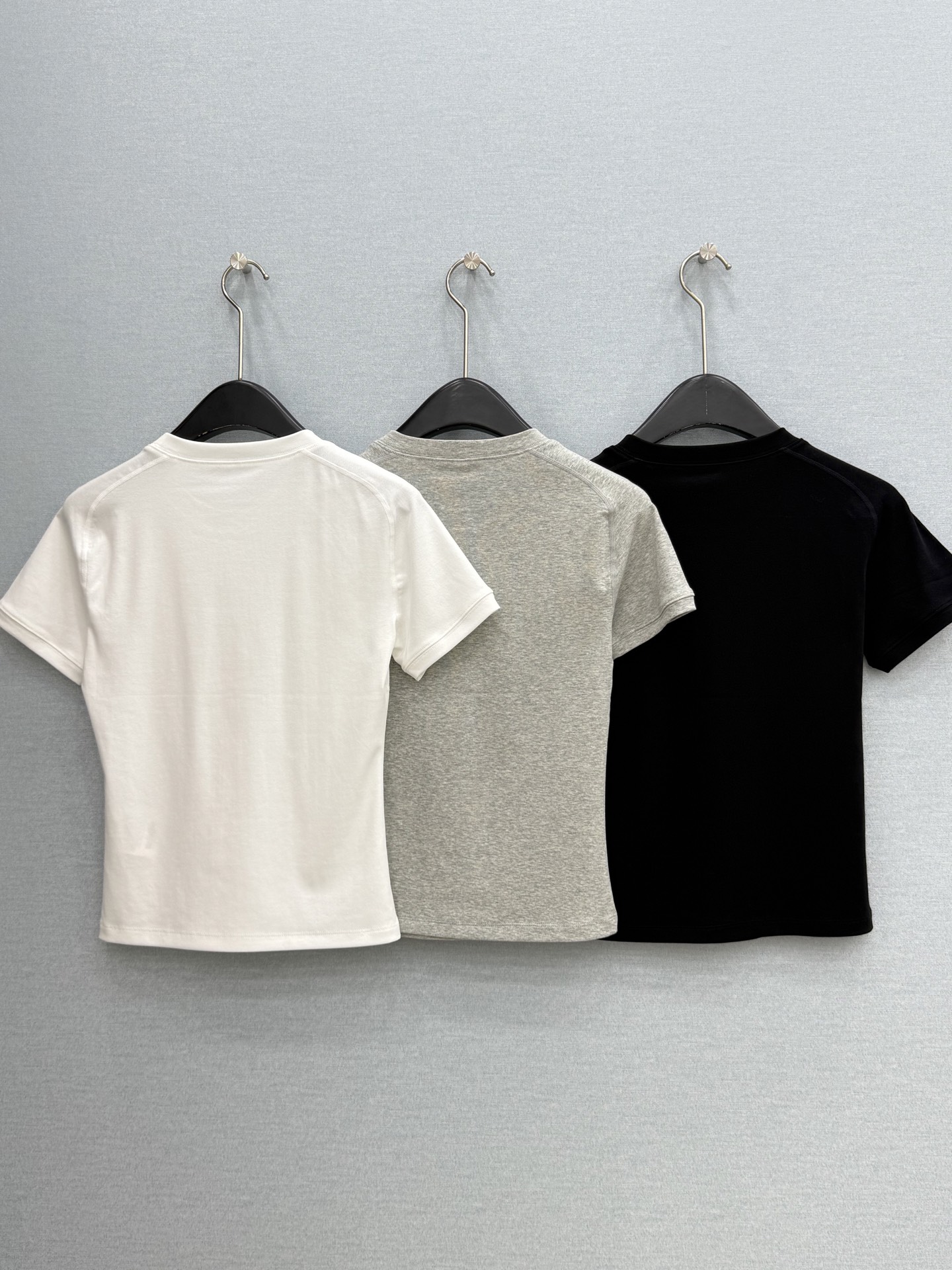 🛒𝐍𝐄𝐖 · 𝟐𝟎𝟐6/爆款现货原单品质 Miu*｜26新品贴标骨位短袖T恤精致小版型上身巨显瘦！定制螺