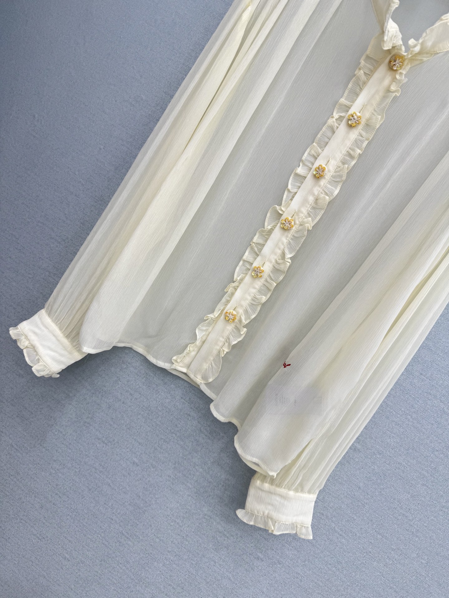 🛒𝐍𝐄𝐖 · 𝟐𝟎𝟐6/爆款现货【春夏新款】设计师｜2026中古字母刺绣透视花边衬衫定制YB材质 舒适好