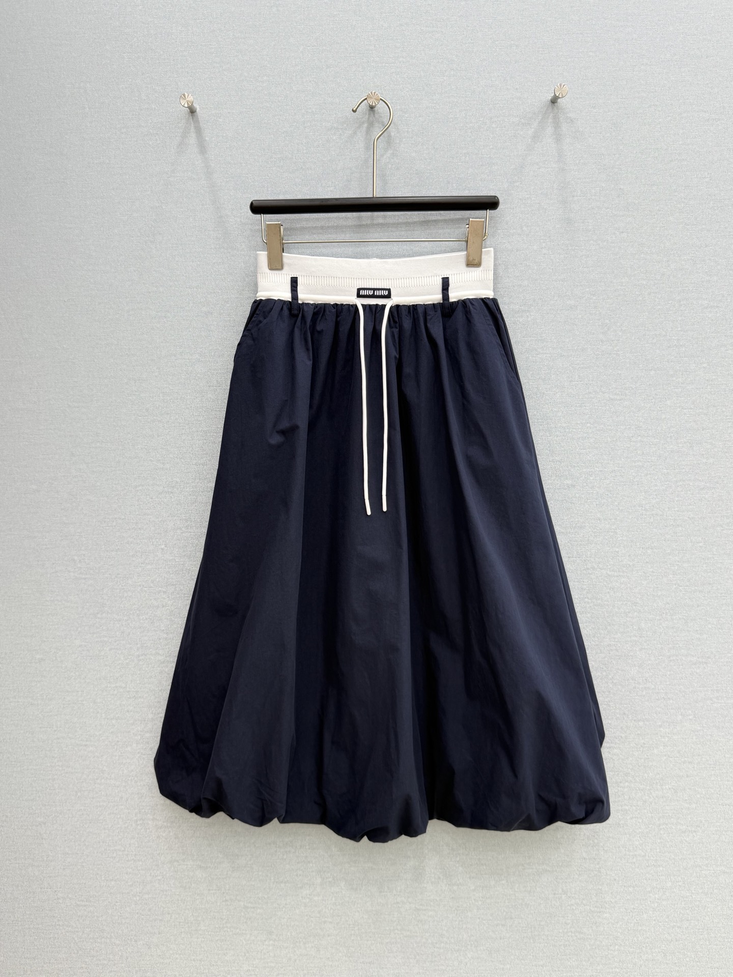 🛒𝐍𝐄𝐖 · 𝟐𝟎𝟐6/爆款现货【春夏上新】设计师｜26新款长款花苞半裙 气质女神必入 撞色织带拼接装饰