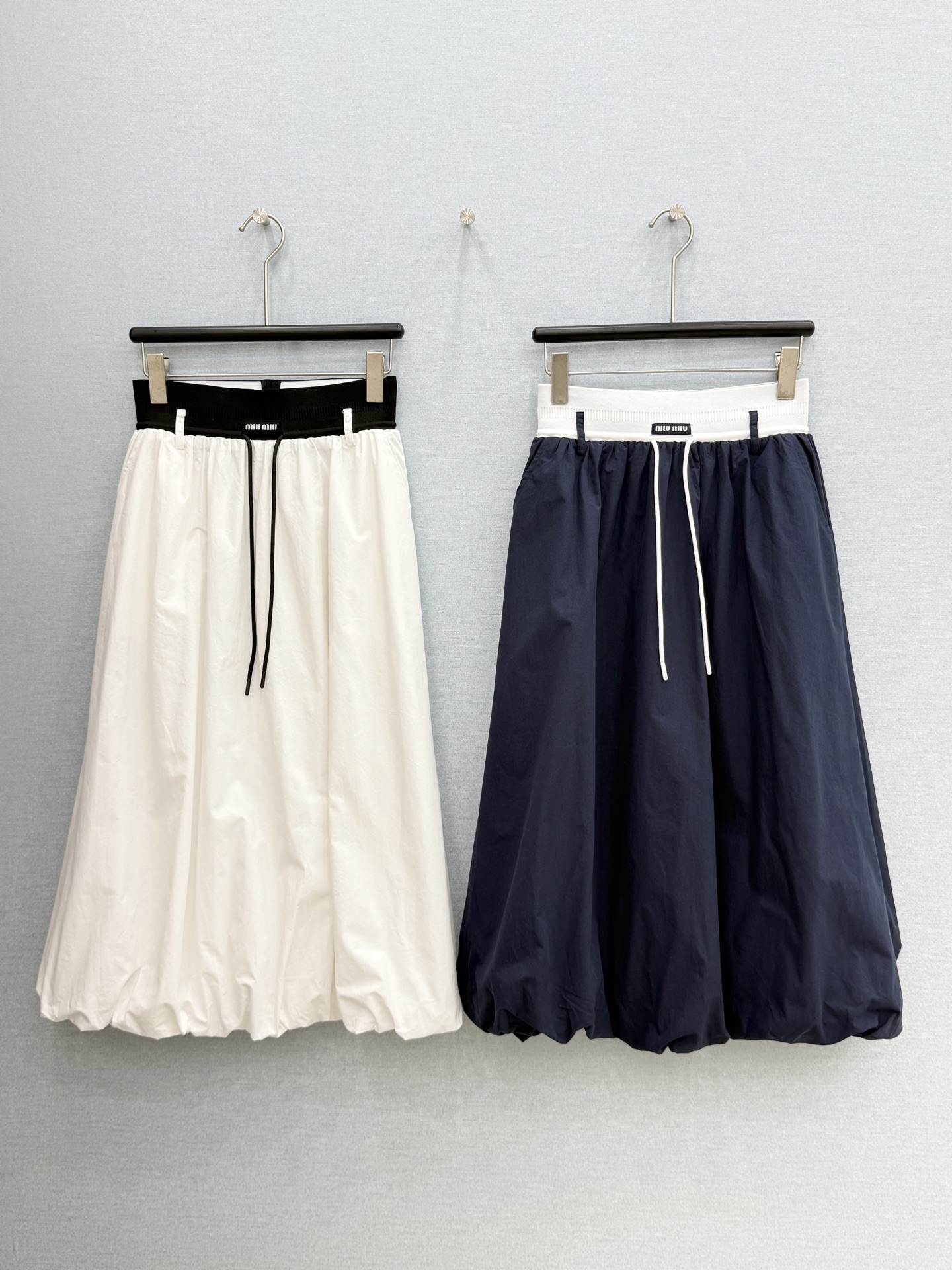 🛒𝐍𝐄𝐖 · 𝟐𝟎𝟐6/爆款现货【春夏上新】设计师｜26新款长款花苞半裙 气质女神必入 撞色织带拼接装饰