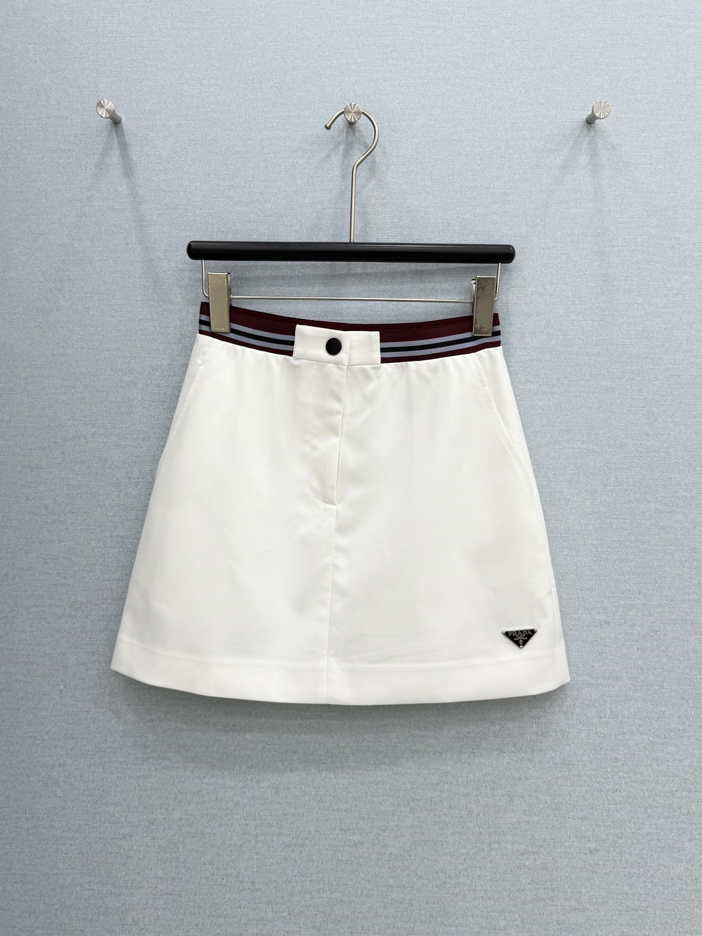 NO:821177,· 6/ Hot items in stock [new for spring and summer] Prad*｜26 new webbing splicing casual skirt (with lining), versatile and cool style, high-end fabrics, full of high-end sense, classic tailoring, visually slimming and taller elongated body proportions. Timeless classics are absolutely not to be missed. Matching with any style, it is capitally fashionable. Extremely practical and comfortable. White | Black S M L  /,Prada-clothing,prada,prada,skirts,19860909· 6/爆款现货【春夏上新】Prad*｜26新款织带拼接休闲半裙（带内衬） 气质百搭爆单款酷酷的格调拉满  高订面料 满满的高级感 经典剪裁 视觉显瘦显高拉长身材比例 永恒经典是绝对不可错过的 搭配任何风格都是大写的时髦 实穿度极高 舒适度满分 白色｜黑色 S M L /,普拉达-服装,prada,prada,skirts,,Women's clothing