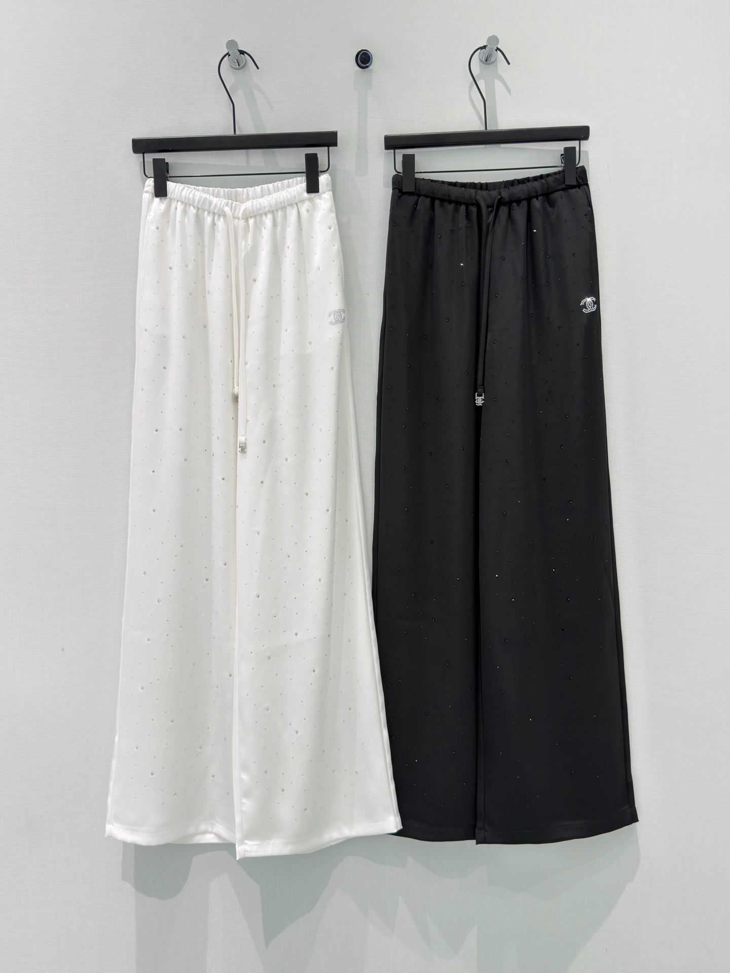 🛒𝐍𝐄𝐖 · 𝟐𝟎𝟐6/爆款现货原单高品质  设计师｜26新款小香风烫钻醋酸休闲裤颜色百搭高级 松紧织带
