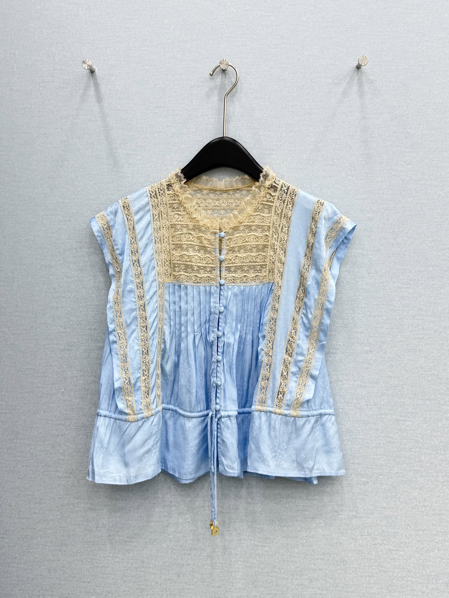 🛒𝐍𝐄𝐖 · 𝟐𝟎𝟐6/爆款现货原单品质 小众*｜2026新品蕾丝拼接抽绳衬衫精致版型，高级肌理细腻 极