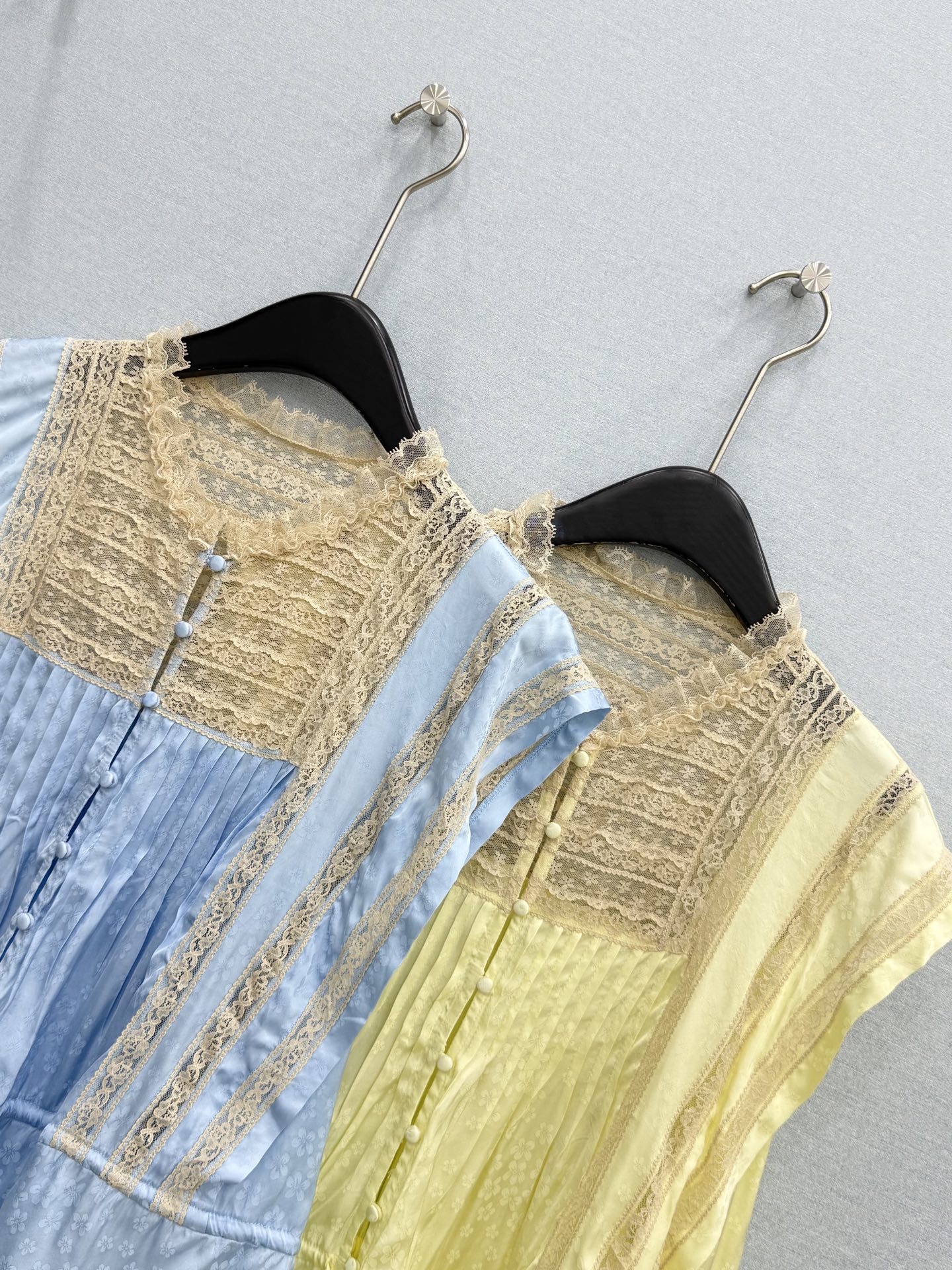 🛒𝐍𝐄𝐖 · 𝟐𝟎𝟐6/爆款现货原单品质 小众*｜2026新品蕾丝拼接抽绳衬衫精致版型，高级肌理细腻 极