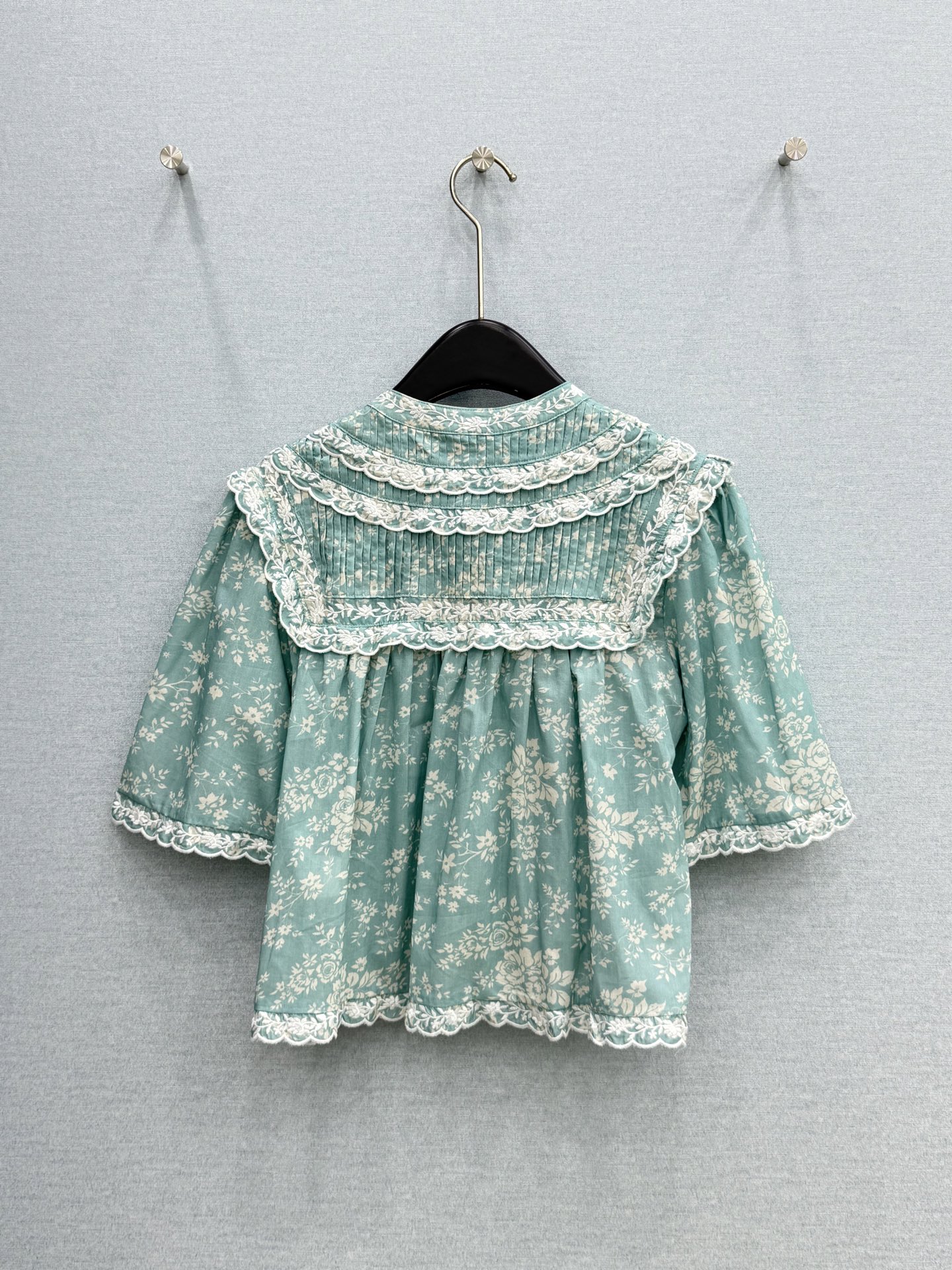 🛒𝐍𝐄𝐖 · 𝟐𝟎𝟐6/爆款现货原单品质 小众*｜2026新品刺绣花边碎花衬衫精致版型，高级肌理细腻 极
