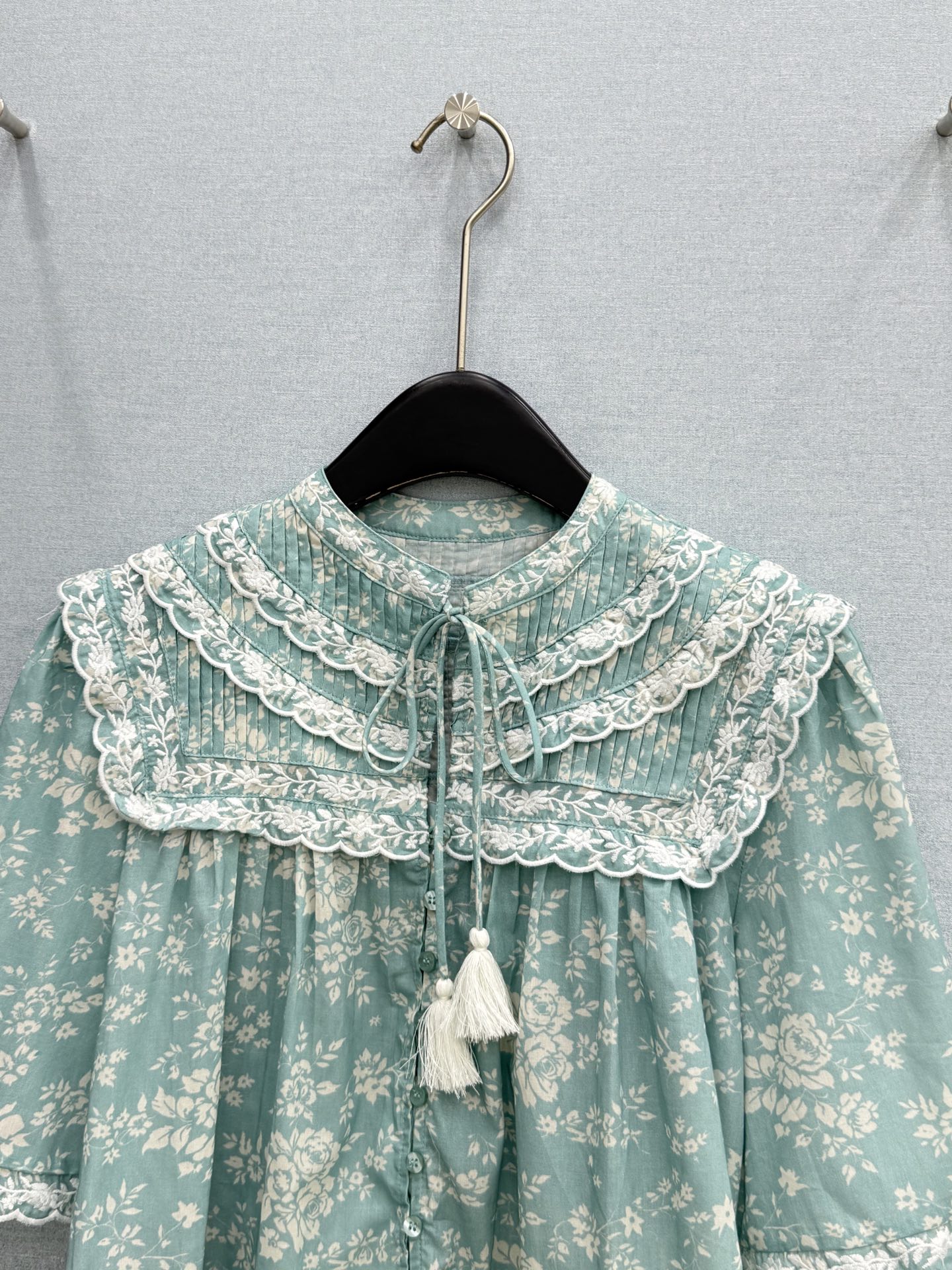 🛒𝐍𝐄𝐖 · 𝟐𝟎𝟐6/爆款现货原单品质 小众*｜2026新品刺绣花边碎花衬衫精致版型，高级肌理细腻 极