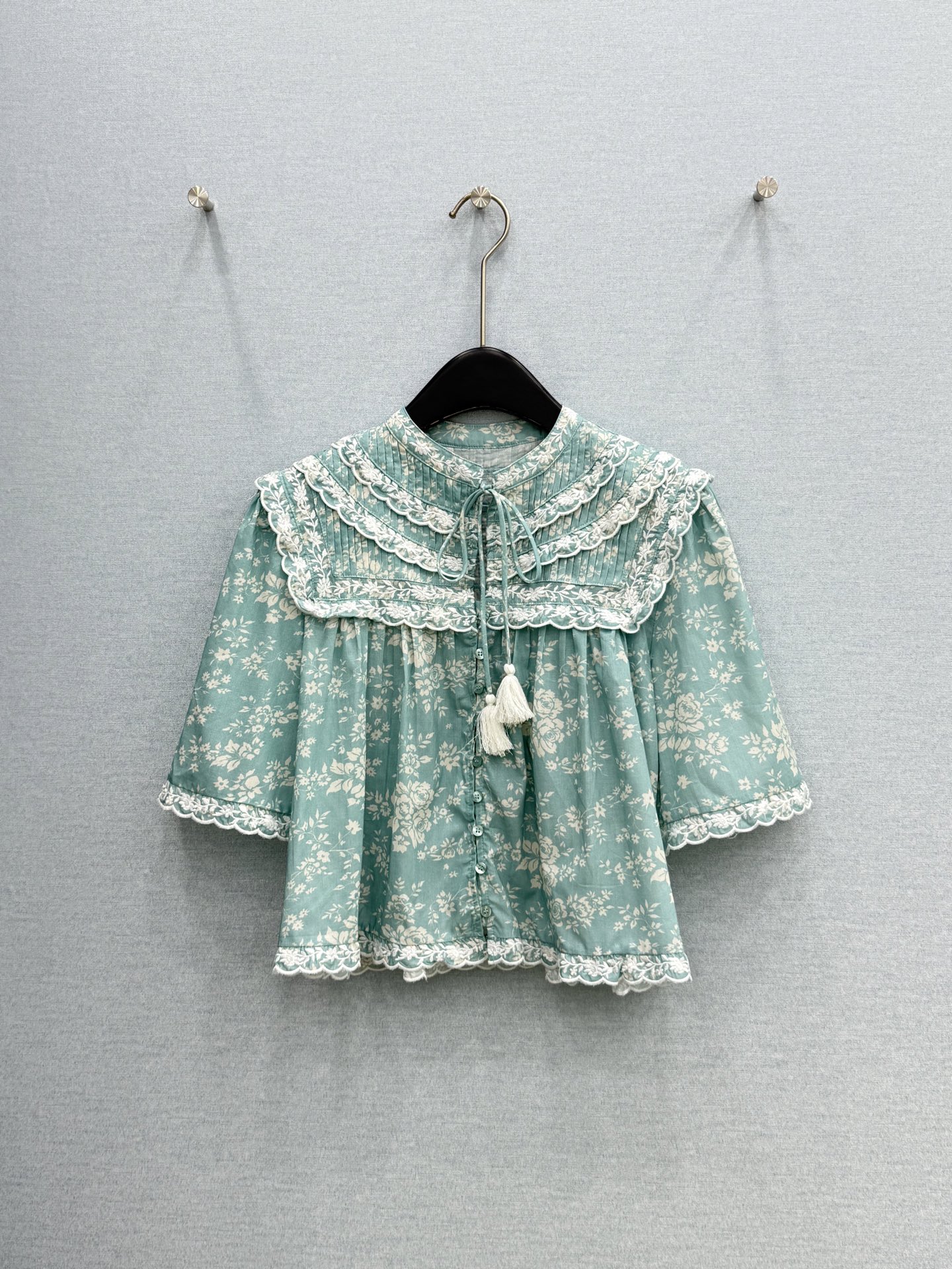🛒𝐍𝐄𝐖 · 𝟐𝟎𝟐6/爆款现货原单品质 小众*｜2026新品刺绣花边碎花衬衫精致版型，高级肌理细腻 极