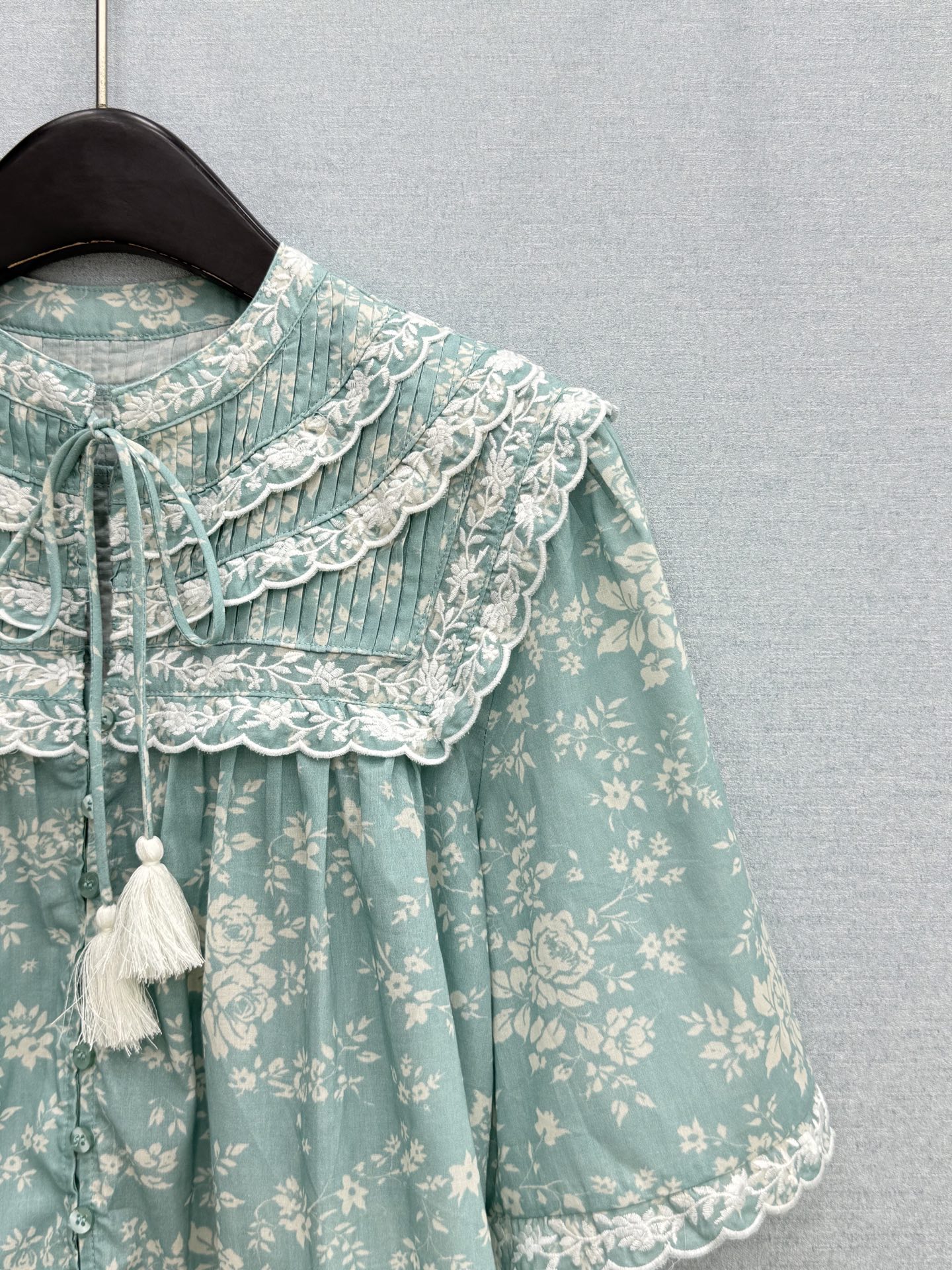 🛒𝐍𝐄𝐖 · 𝟐𝟎𝟐6/爆款现货原单品质 小众*｜2026新品刺绣花边碎花衬衫精致版型，高级肌理细腻 极