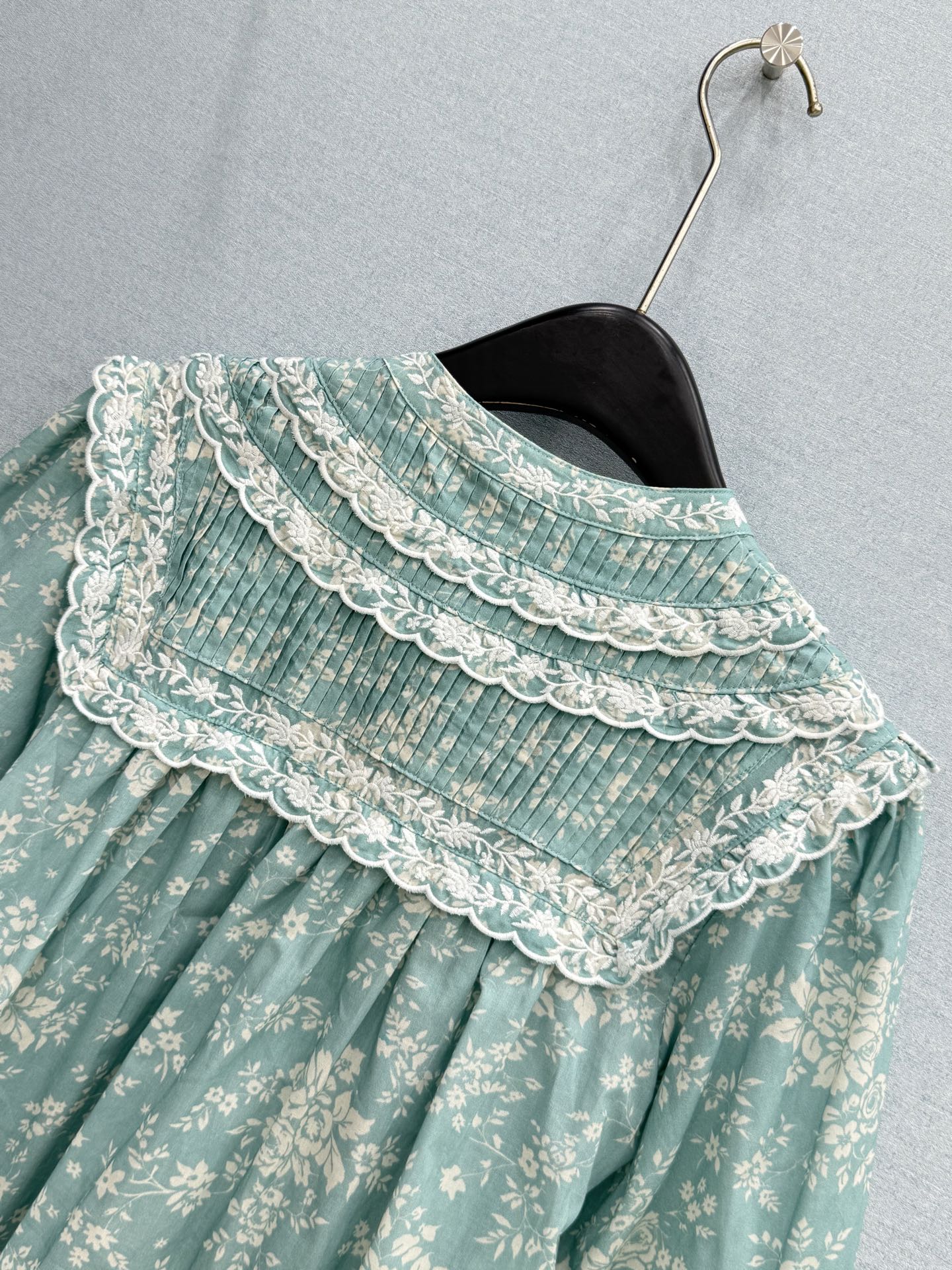 🛒𝐍𝐄𝐖 · 𝟐𝟎𝟐6/爆款现货原单品质 小众*｜2026新品刺绣花边碎花衬衫精致版型，高级肌理细腻 极