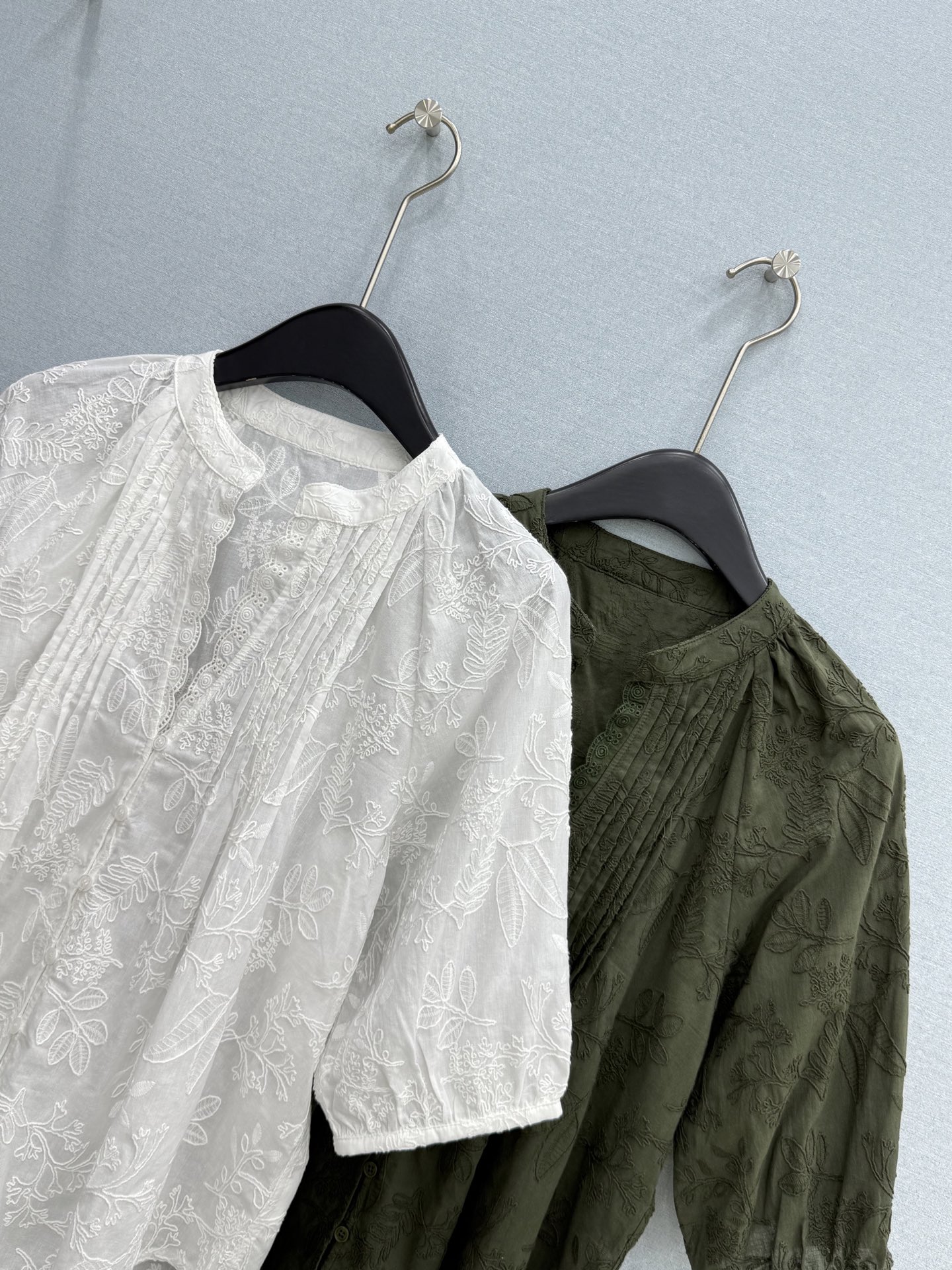 🛒𝐍𝐄𝐖 · 𝟐𝟎𝟐6/爆款现货原单品质 小众*｜2026新品V领蕾丝拼接刺绣衬衫精致版型，高级肌理细腻
