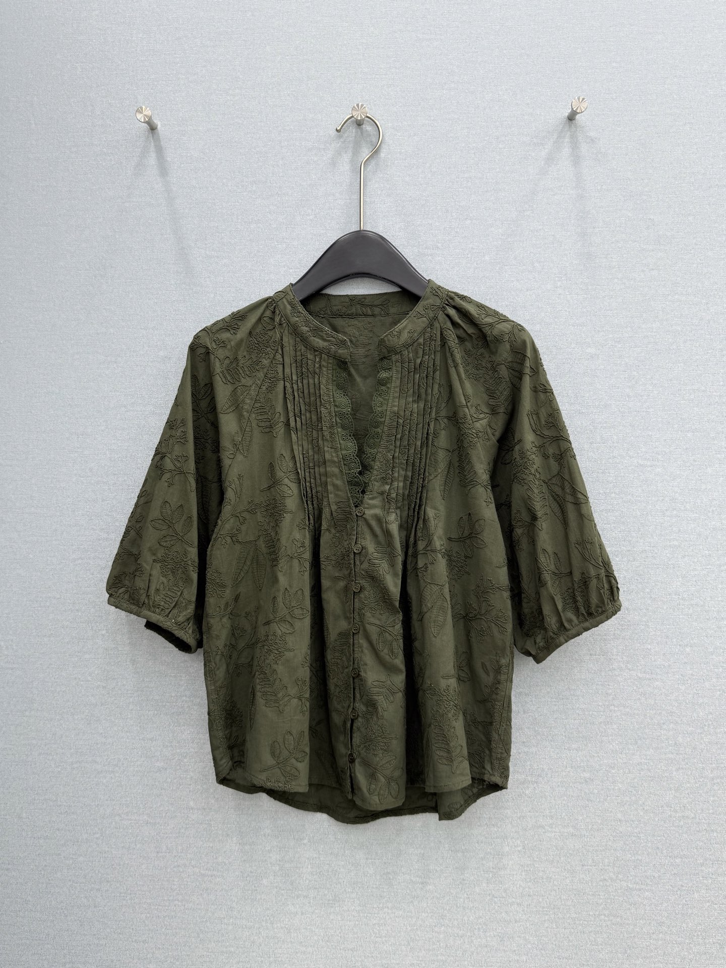 🛒𝐍𝐄𝐖 · 𝟐𝟎𝟐6/爆款现货原单品质 小众*｜2026新品V领蕾丝拼接刺绣衬衫精致版型，高级肌理细腻