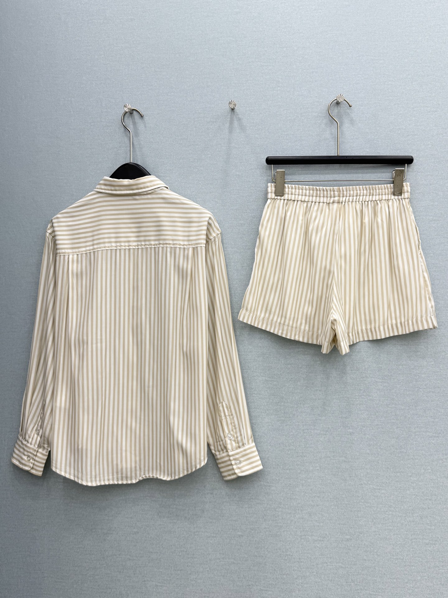 🛒𝐍𝐄𝐖 · 𝟐𝟎𝟐6/爆款现货【原单品质】Mo&Co｜26新品衬衫短裤套装！宽松条纹衬衫，搭配松紧抽绳