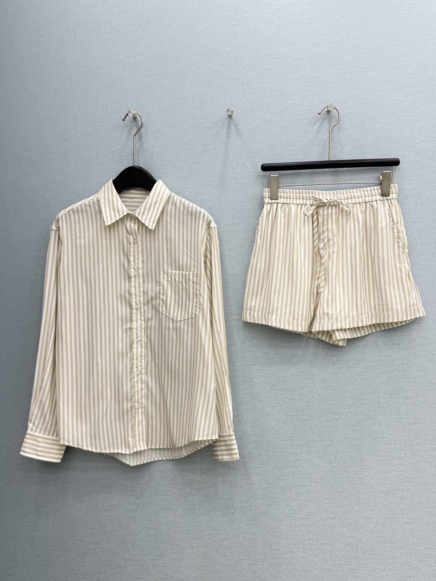 🛒𝐍𝐄𝐖 · 𝟐𝟎𝟐6/爆款现货【原单品质】Mo&Co｜26新品衬衫短裤套装！宽松条纹衬衫，搭配松紧抽绳
