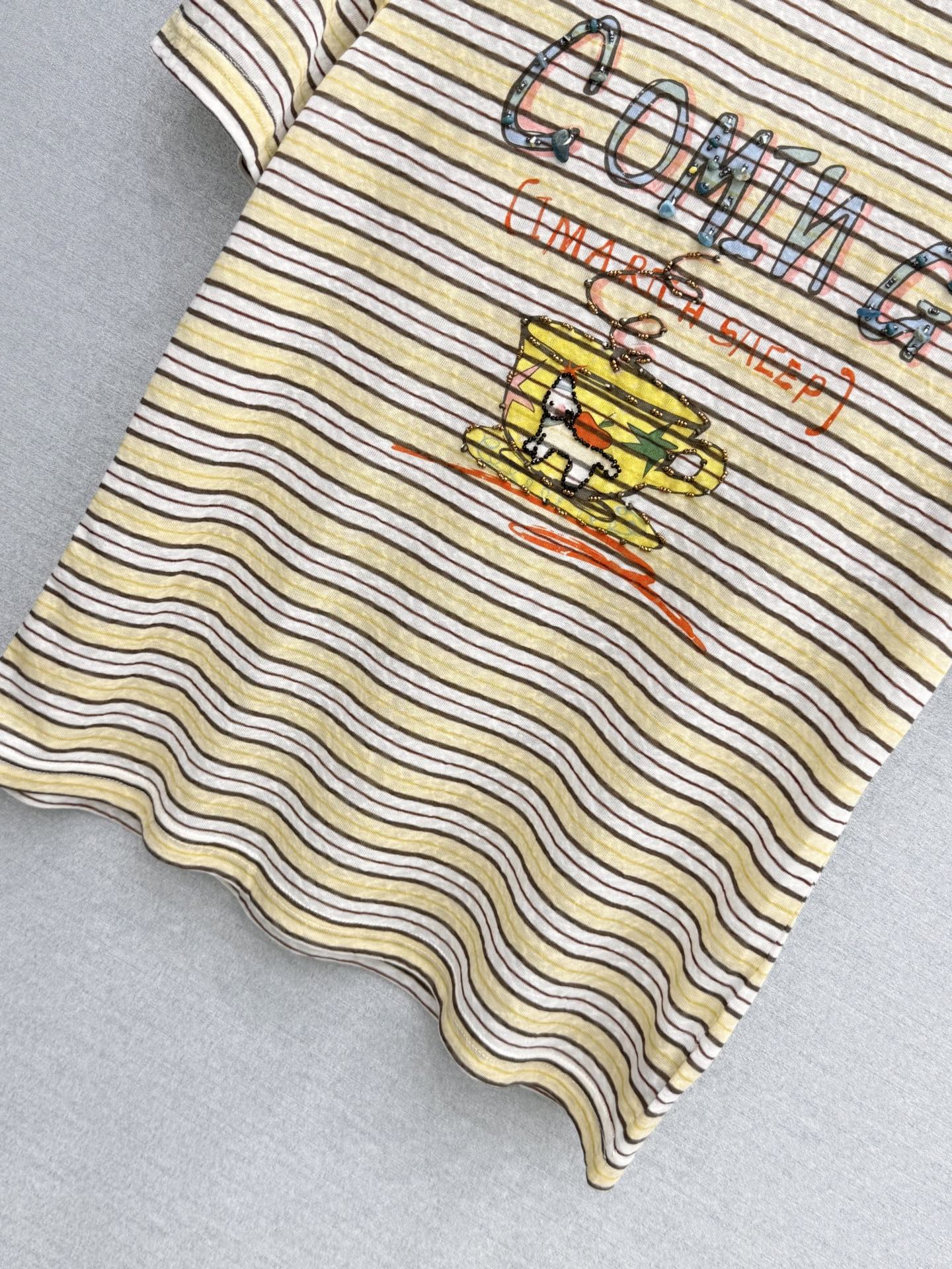 🛒𝐍𝐄𝐖 · 𝟐𝟎𝟐6/爆款现货【春夏上新】 设计师小众｜2026新款印花订珠短袖T恤高订面料，百搭版型