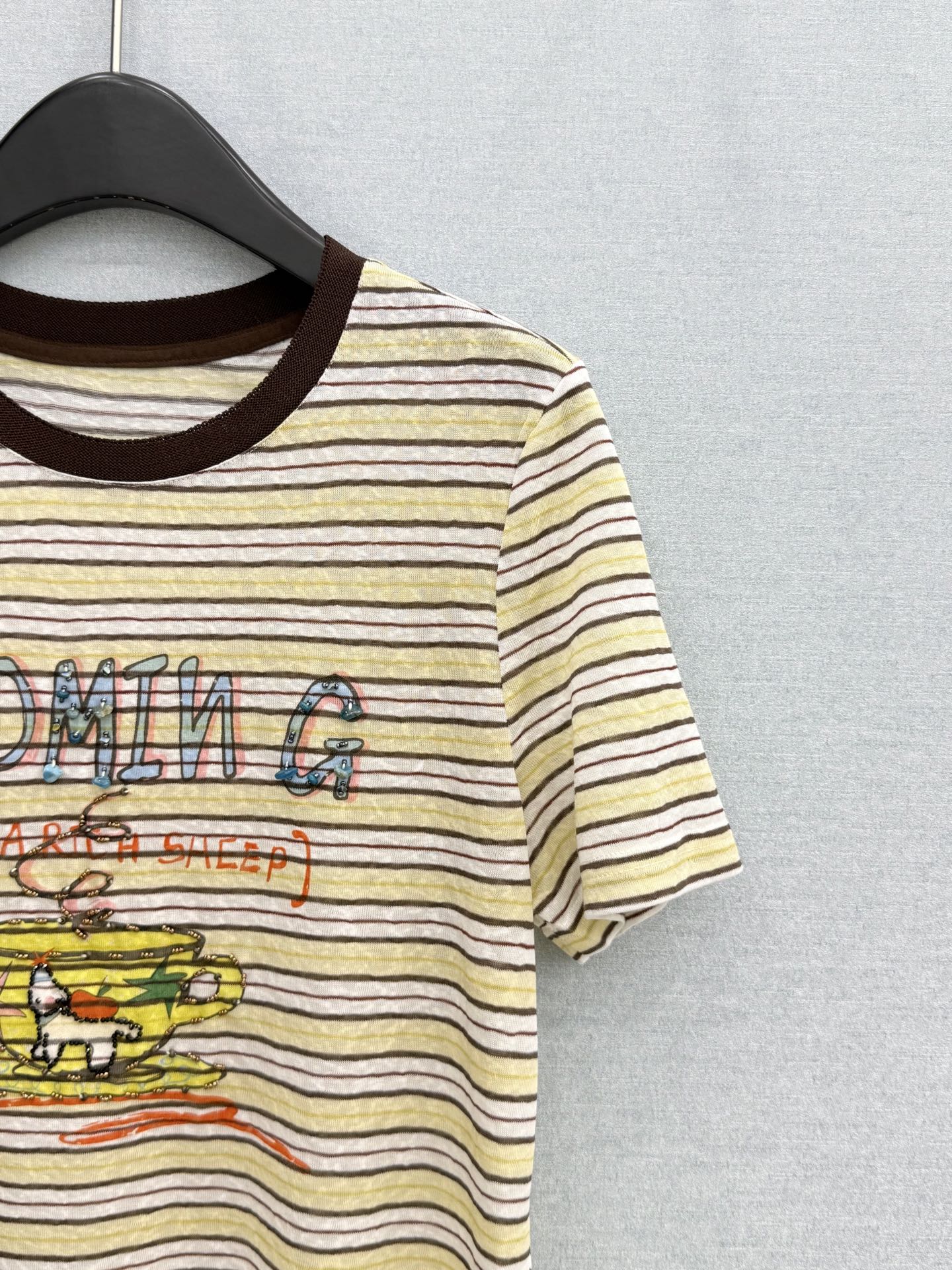 🛒𝐍𝐄𝐖 · 𝟐𝟎𝟐6/爆款现货【春夏上新】 设计师小众｜2026新款印花订珠短袖T恤高订面料，百搭版型