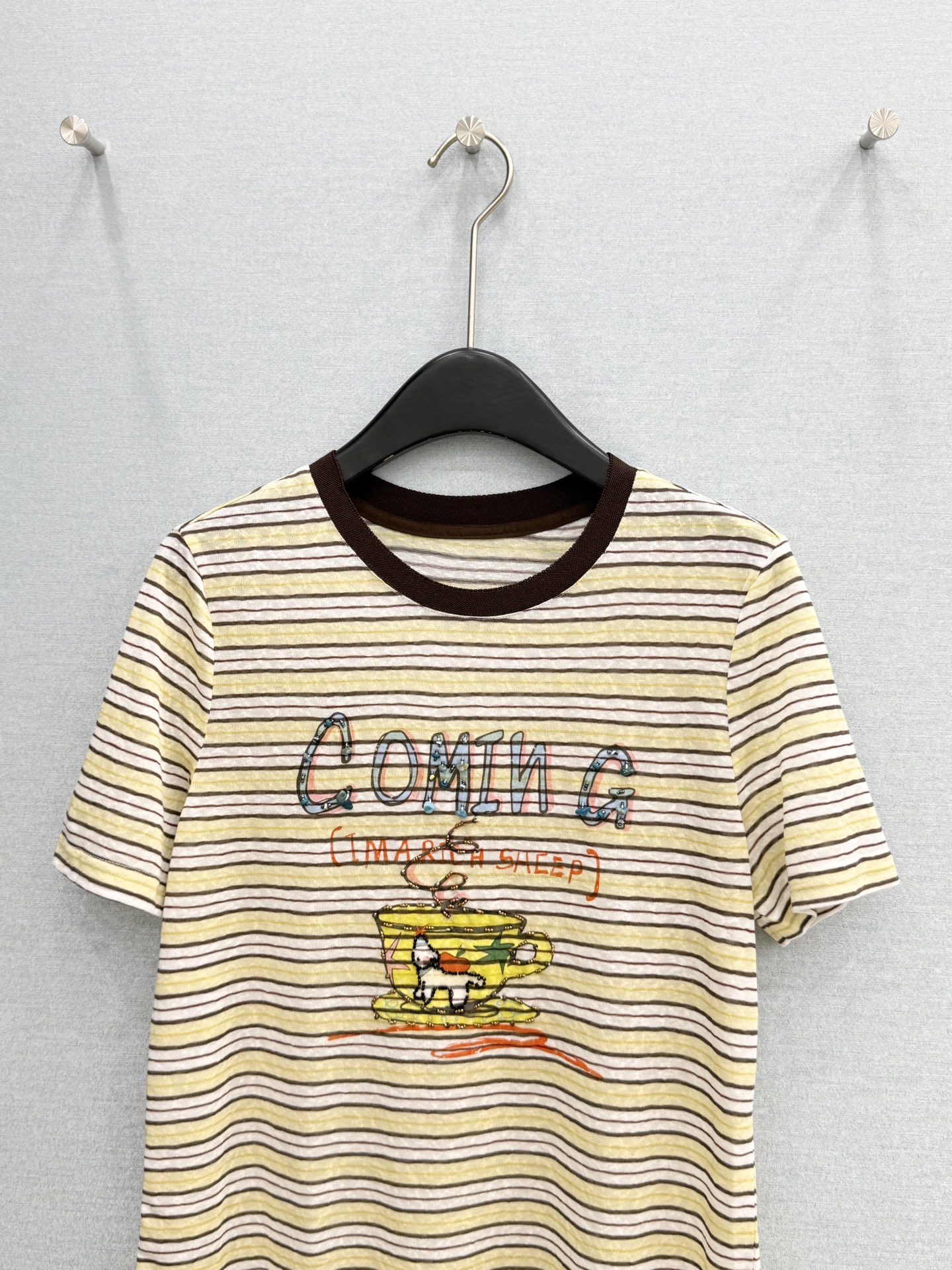 🛒𝐍𝐄𝐖 · 𝟐𝟎𝟐6/爆款现货【春夏上新】 设计师小众｜2026新款印花订珠短袖T恤高订面料，百搭版型